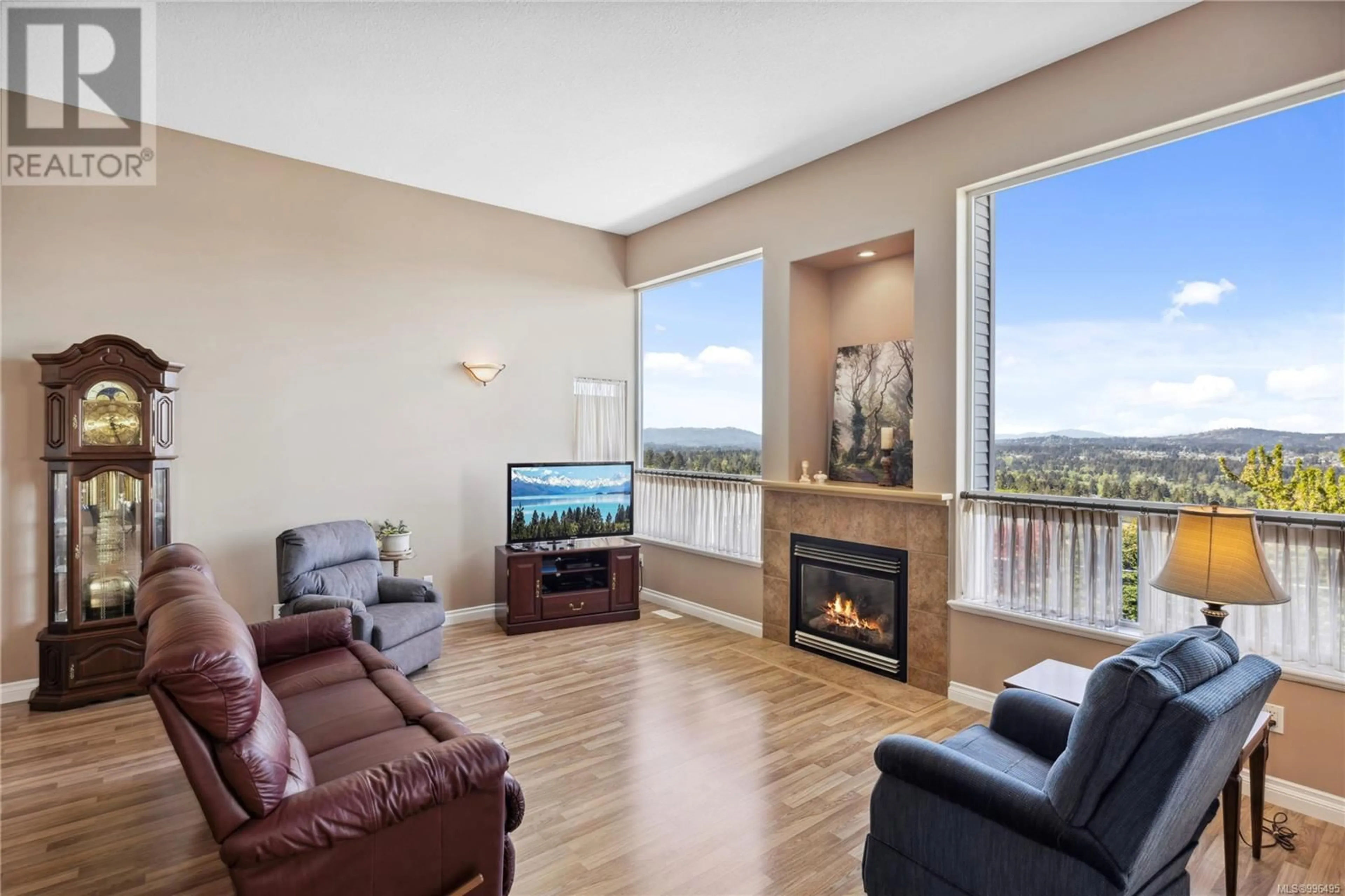 Living room with furniture, wood/laminate floor for 2128 BROOKLYN PLACE, Nanaimo British Columbia V9R7B6