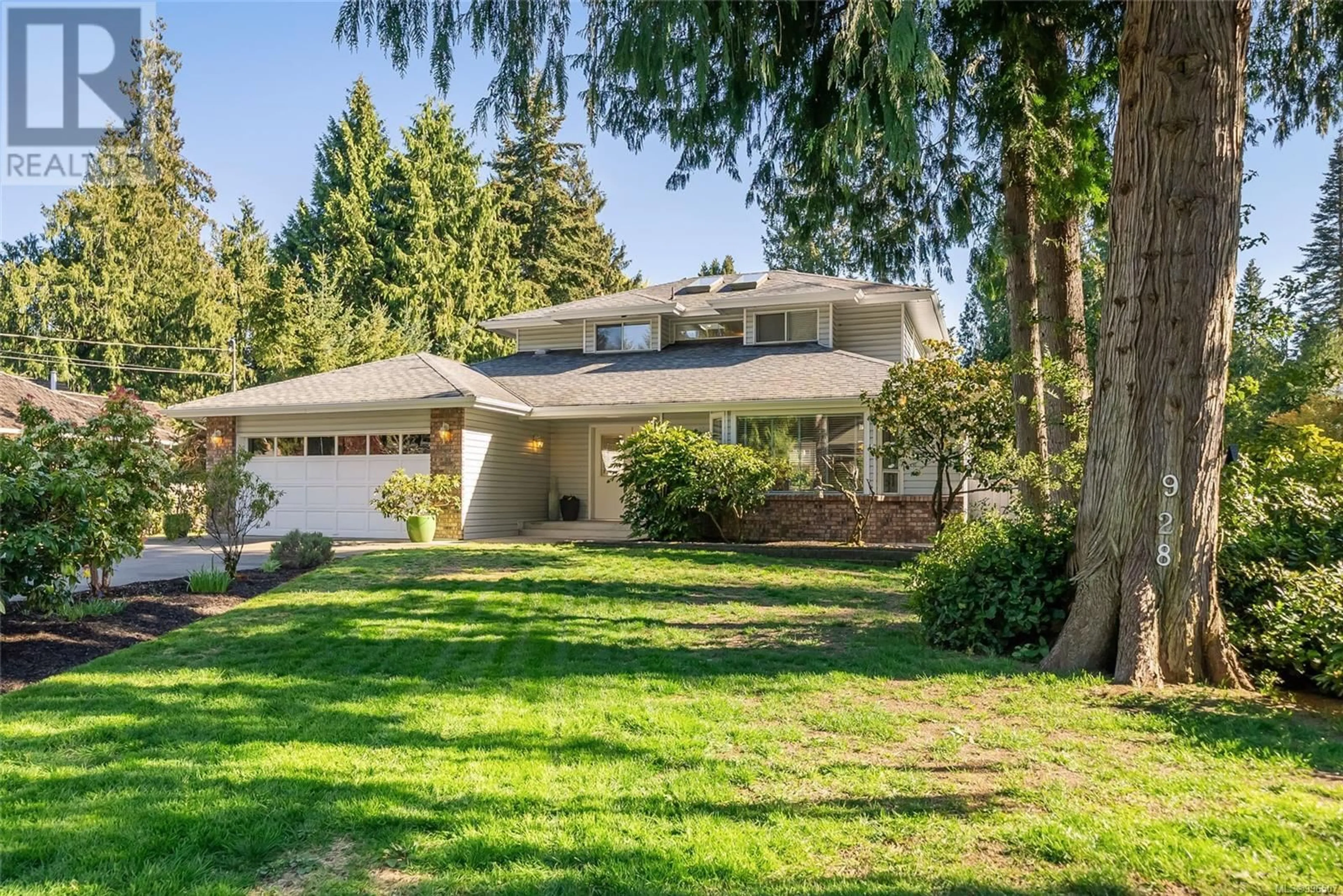 Home with vinyl exterior material, street for 928 BALLENAS ROAD, Parksville British Columbia V9P1T1