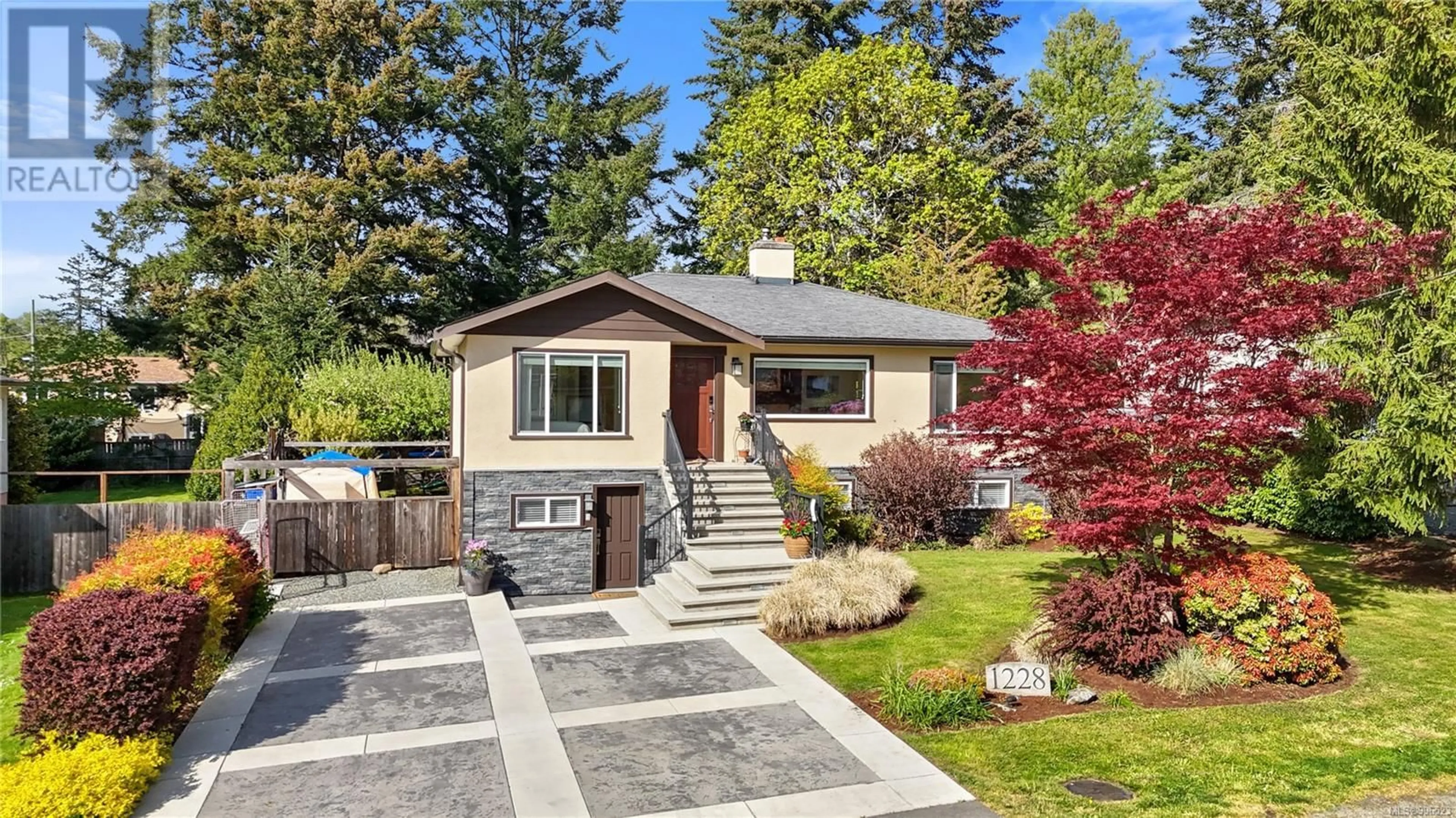 Home with vinyl exterior material, street for 1228 PEARCE CRESCENT, Saanich British Columbia V8X3S9