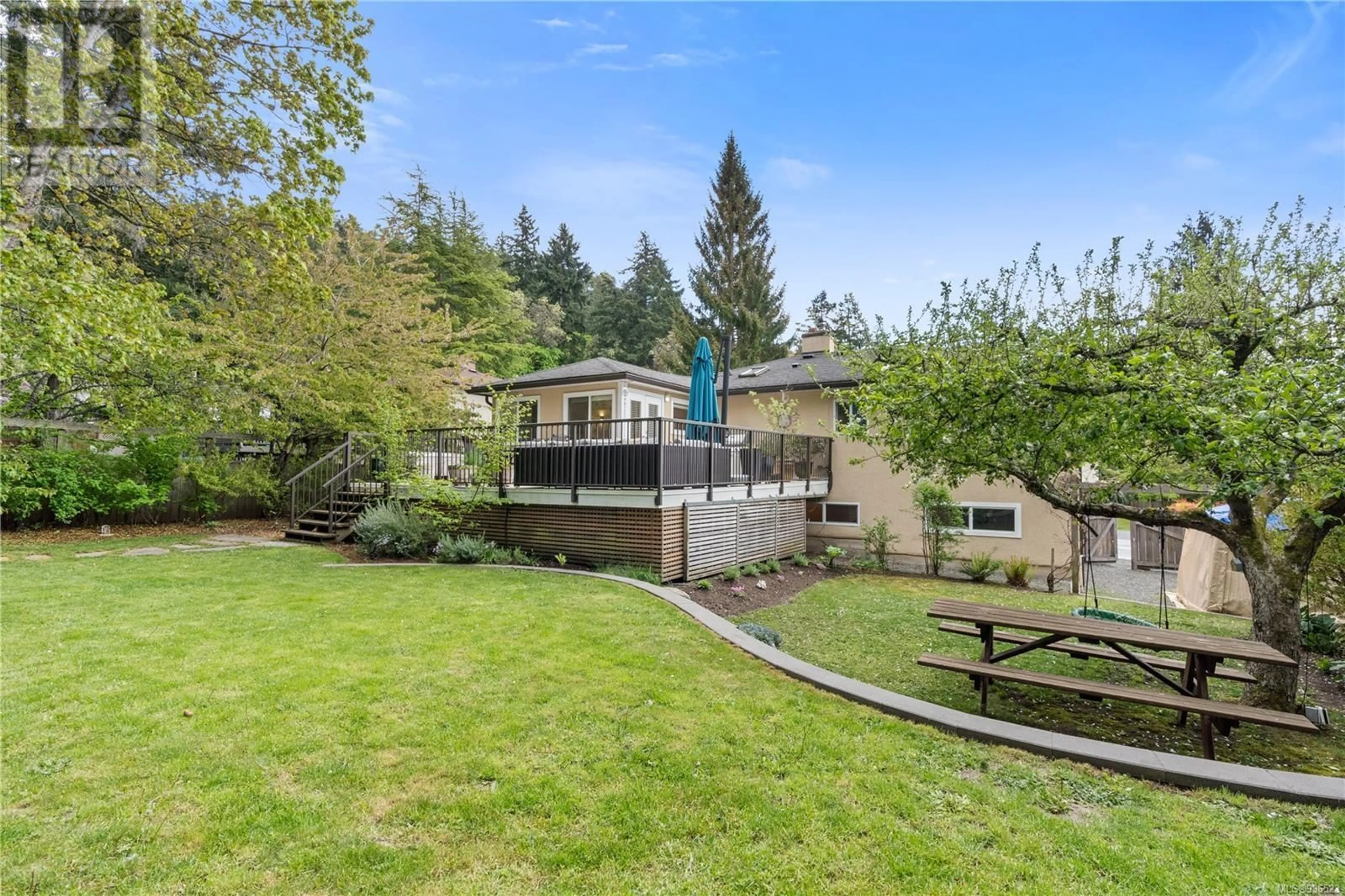 A pic from outside/outdoor area/front of a property/back of a property/a pic from drone, unknown for 1228 PEARCE CRESCENT, Saanich British Columbia V8X3S9