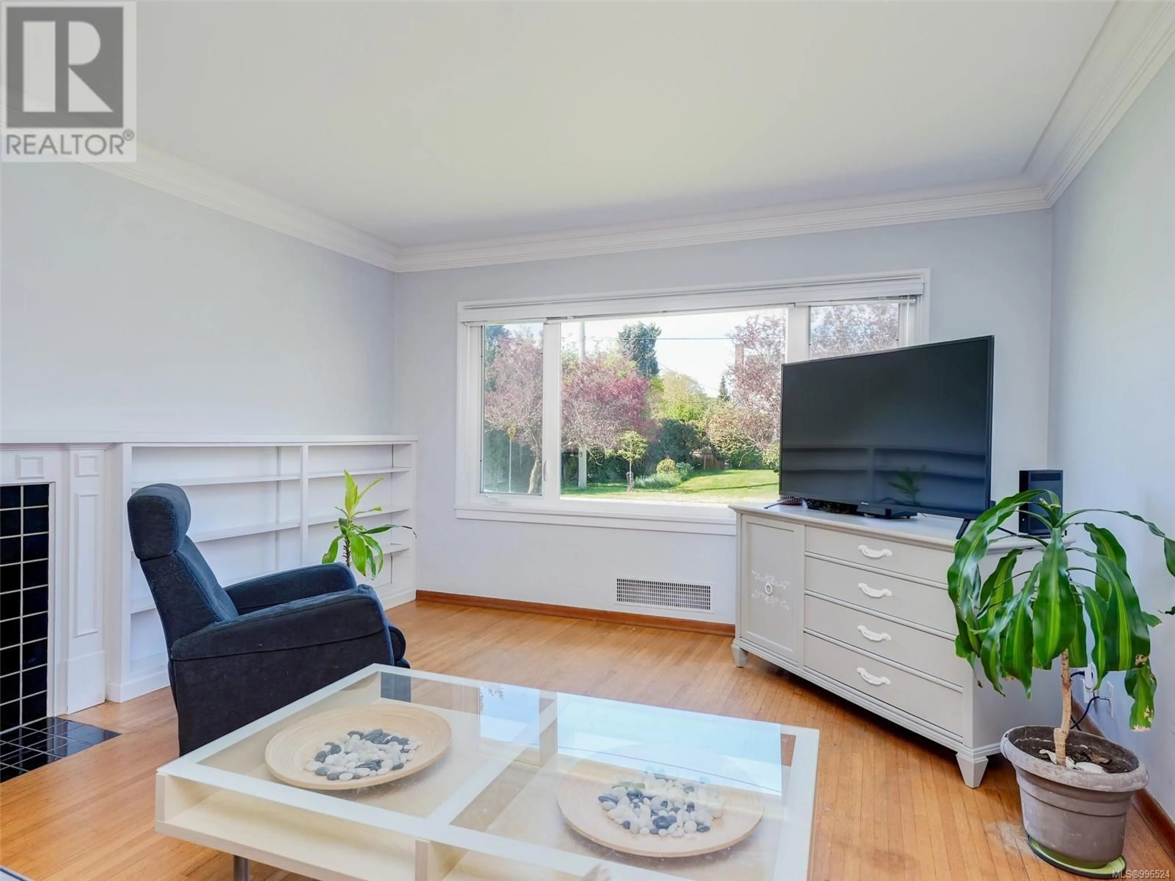 Living room with furniture, wood/laminate floor for 2536 THOMPSON AVENUE, Oak Bay British Columbia V8R3L3