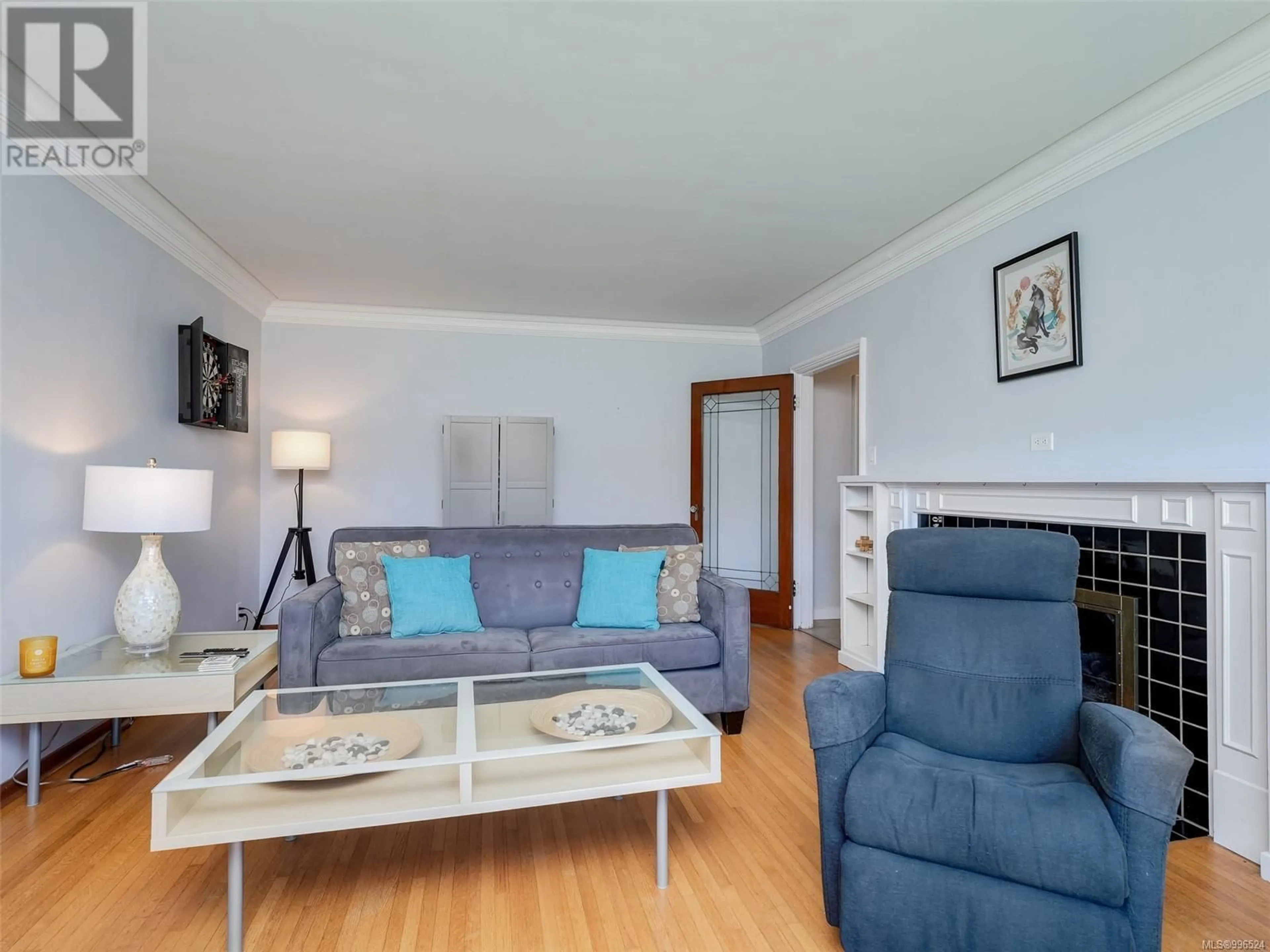 Living room with furniture, wood/laminate floor for 2536 THOMPSON AVENUE, Oak Bay British Columbia V8R3L3