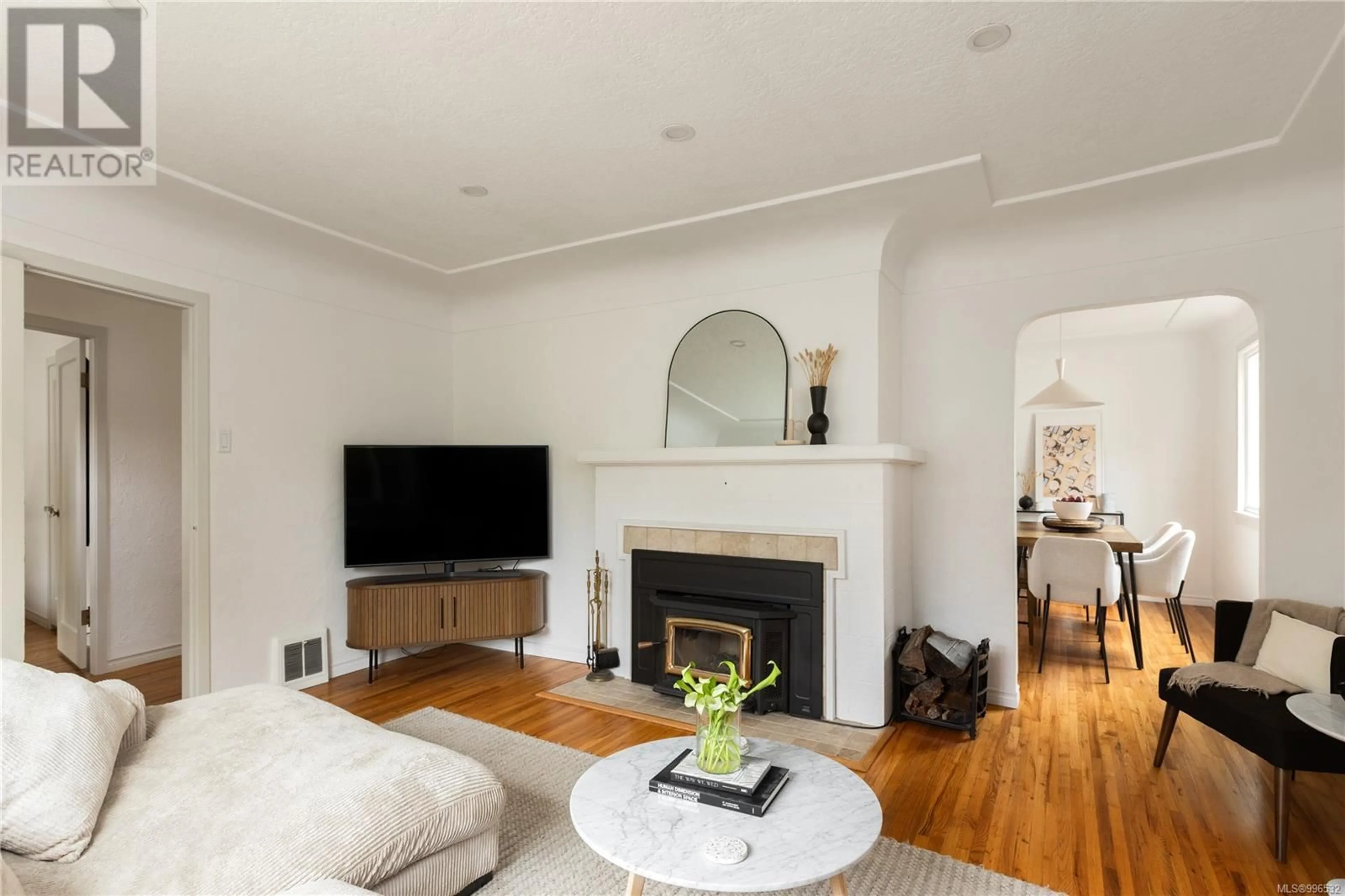 Living room with furniture, wood/laminate floor for 551 OLIVER STREET, Oak Bay British Columbia V8S4W2
