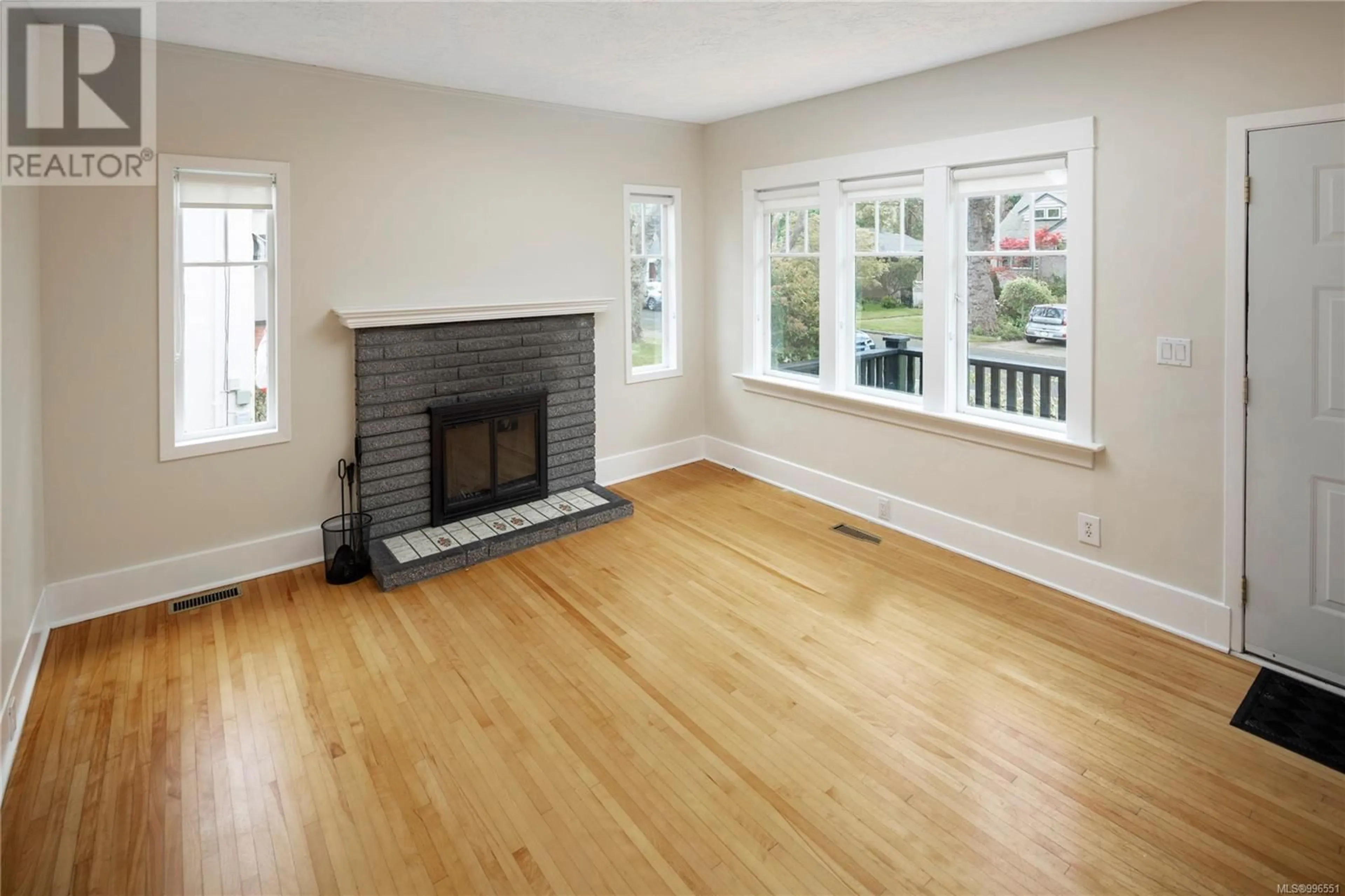 Living room with furniture, wood/laminate floor for 2368 ROSARIO STREET, Oak Bay British Columbia V8S2W8