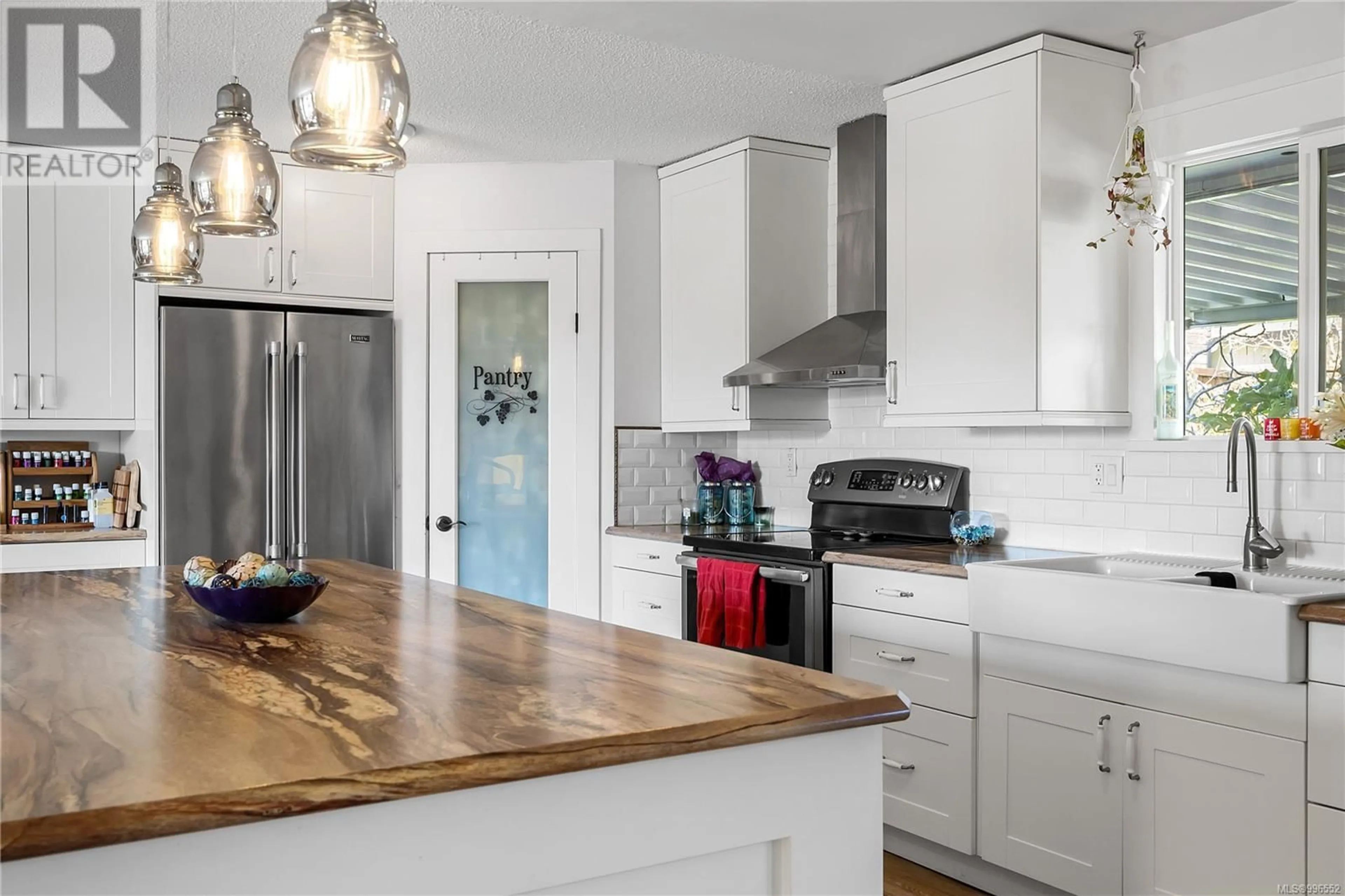 Open concept kitchen, wood/laminate floor for 480 ROOT STREET, Ladysmith British Columbia V9G1A1