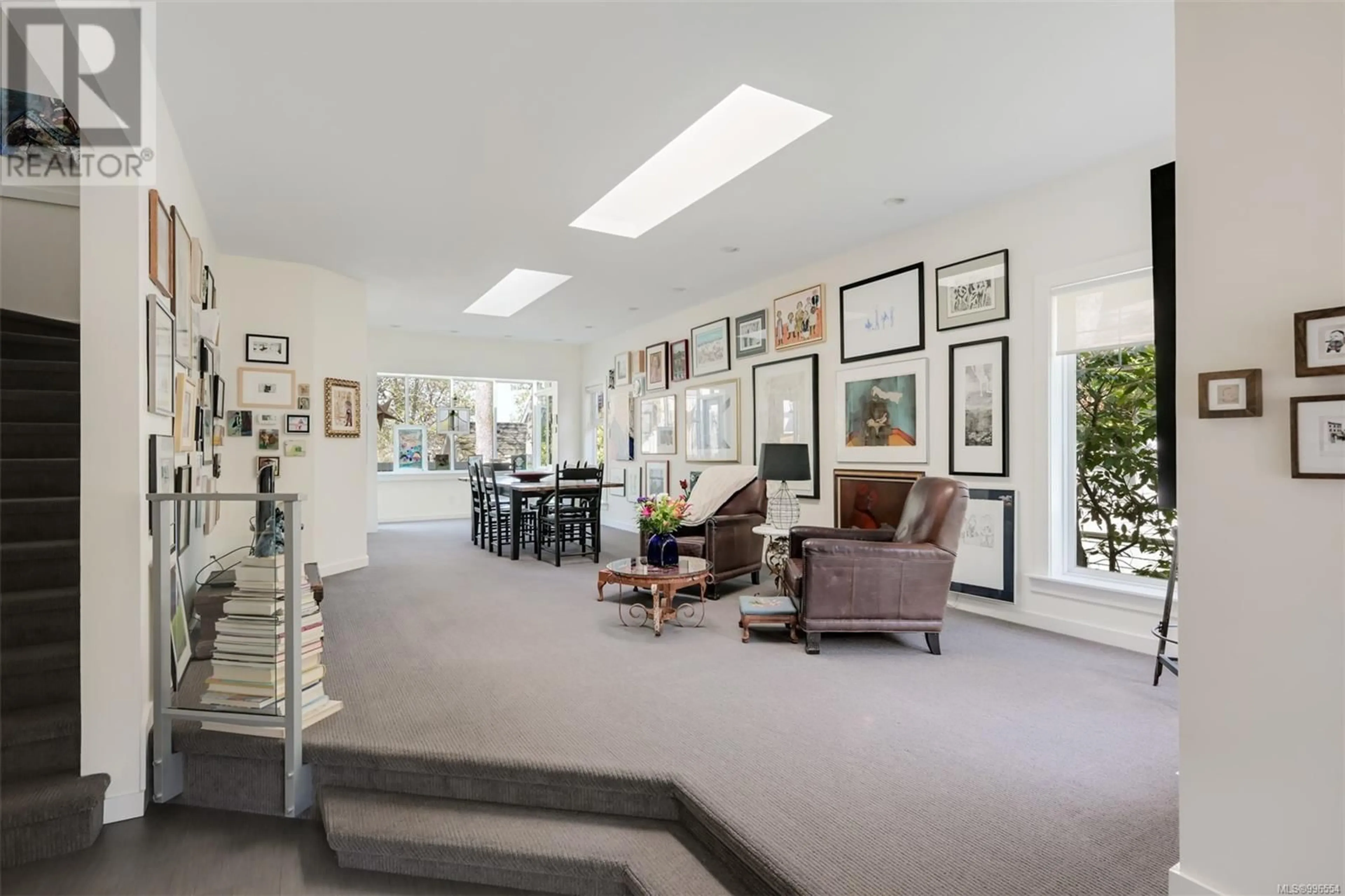 Indoor foyer for 1020 VERRINDER AVENUE, Victoria British Columbia V8S3T7