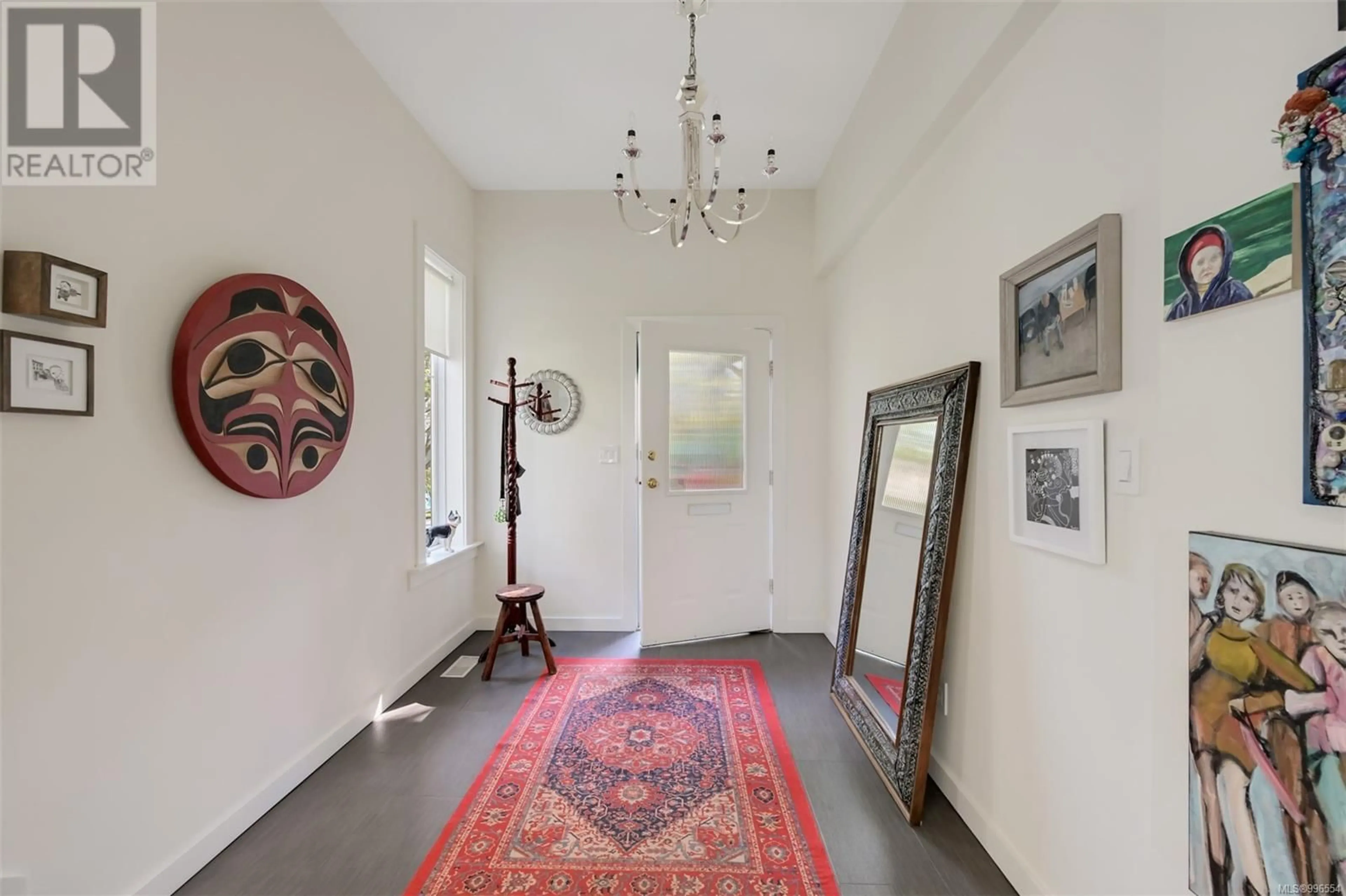 Indoor foyer for 1020 VERRINDER AVENUE, Victoria British Columbia V8S3T7