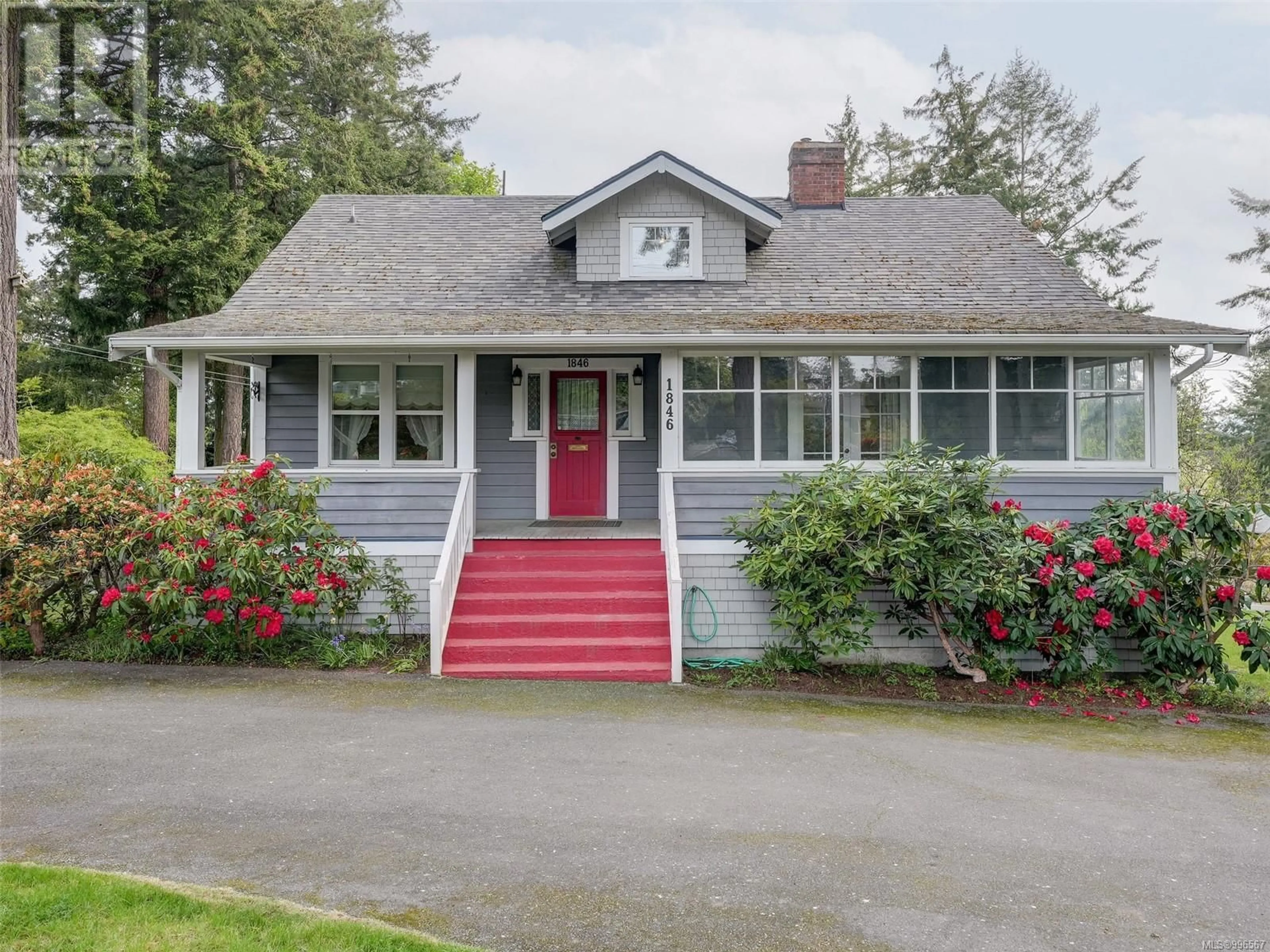 Home with vinyl exterior material, street for 1846 FERNDALE ROAD, Saanich British Columbia V8N2Y1