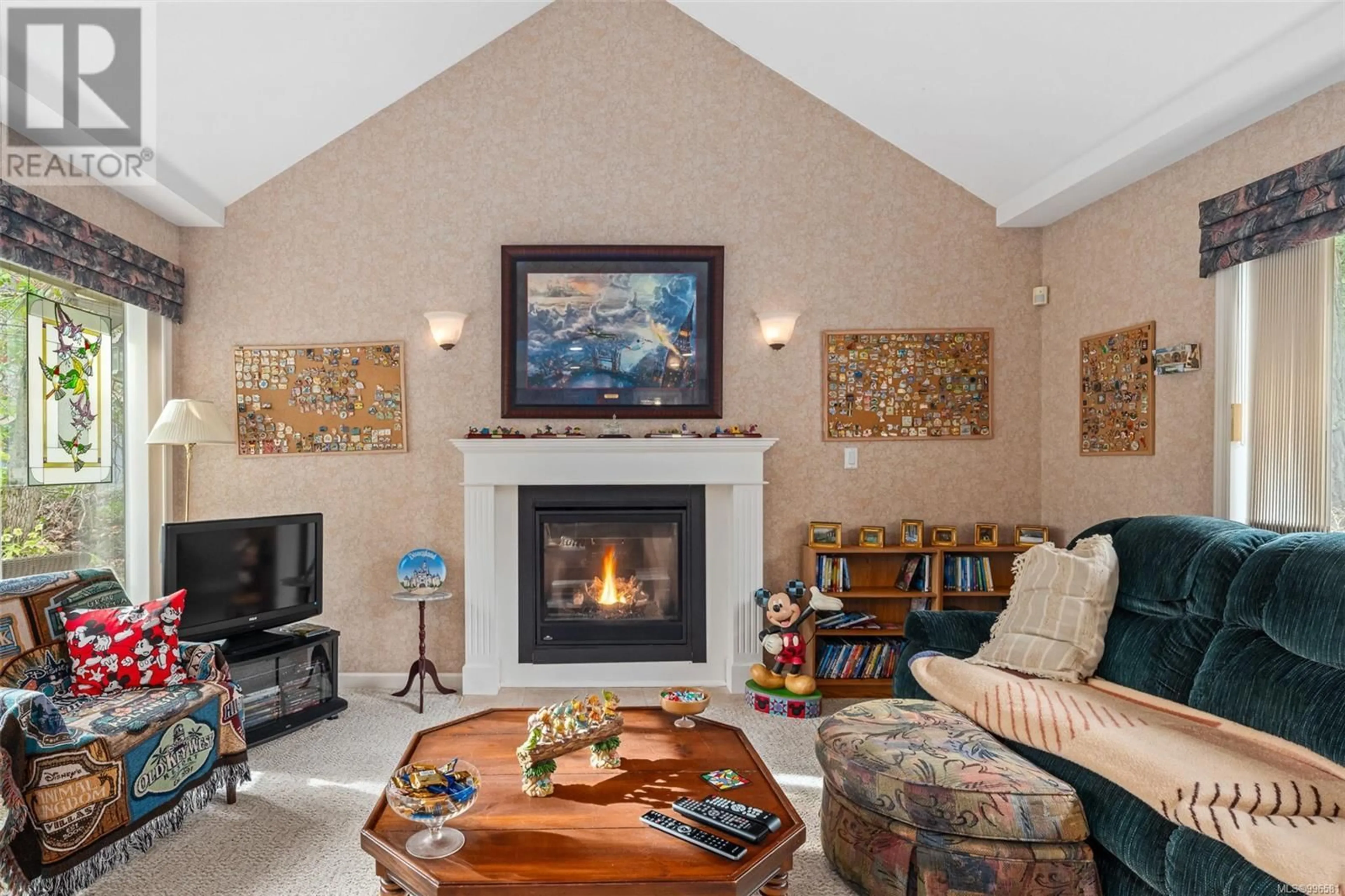 Living room with furniture, unknown for 983 CAROLWOOD DRIVE, Saanich British Columbia V8X3T9