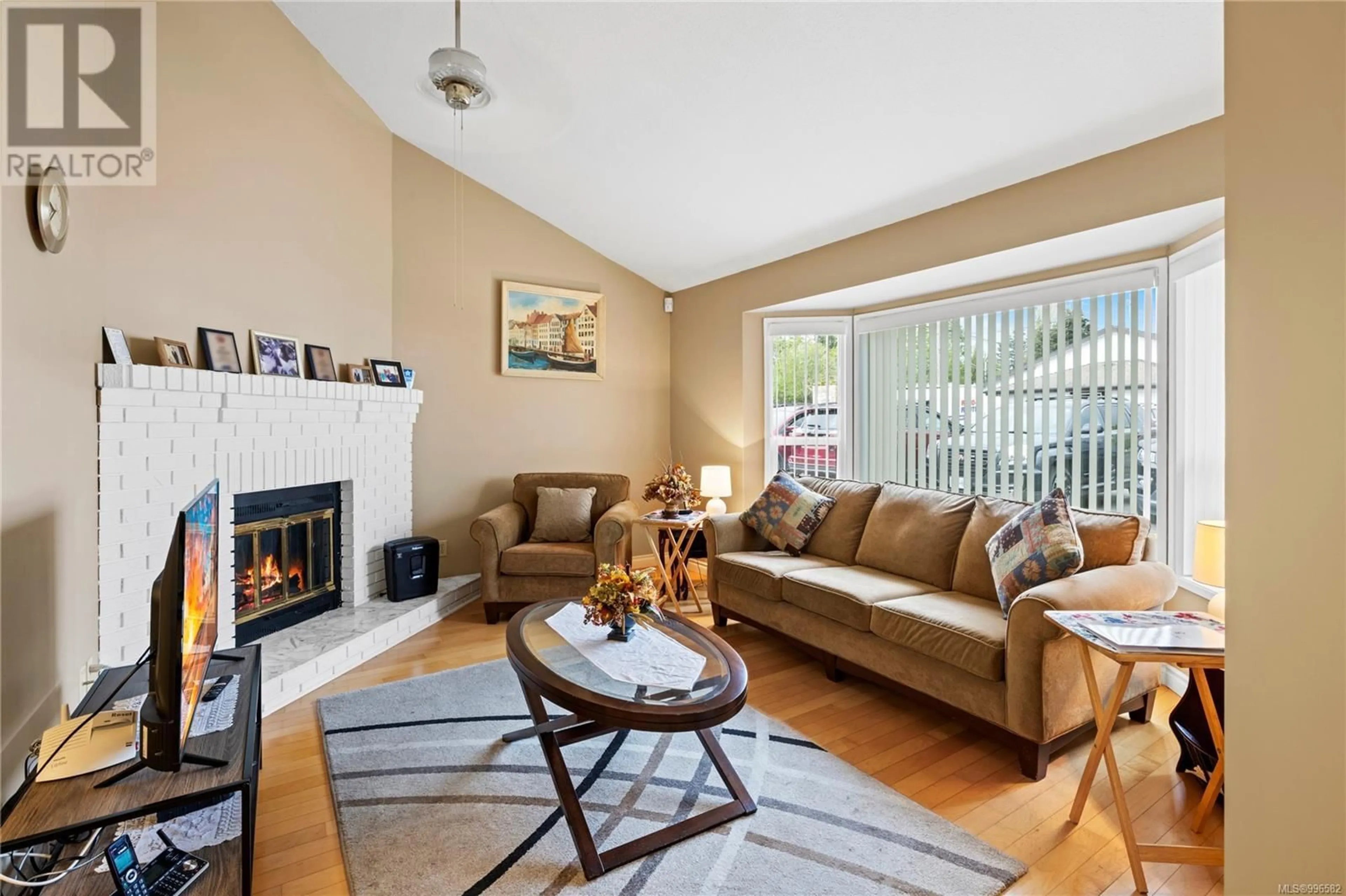 Living room with furniture, wood/laminate floor for 3 - 120 FINHOLM STREET NORTH, Parksville British Columbia V9P1J6
