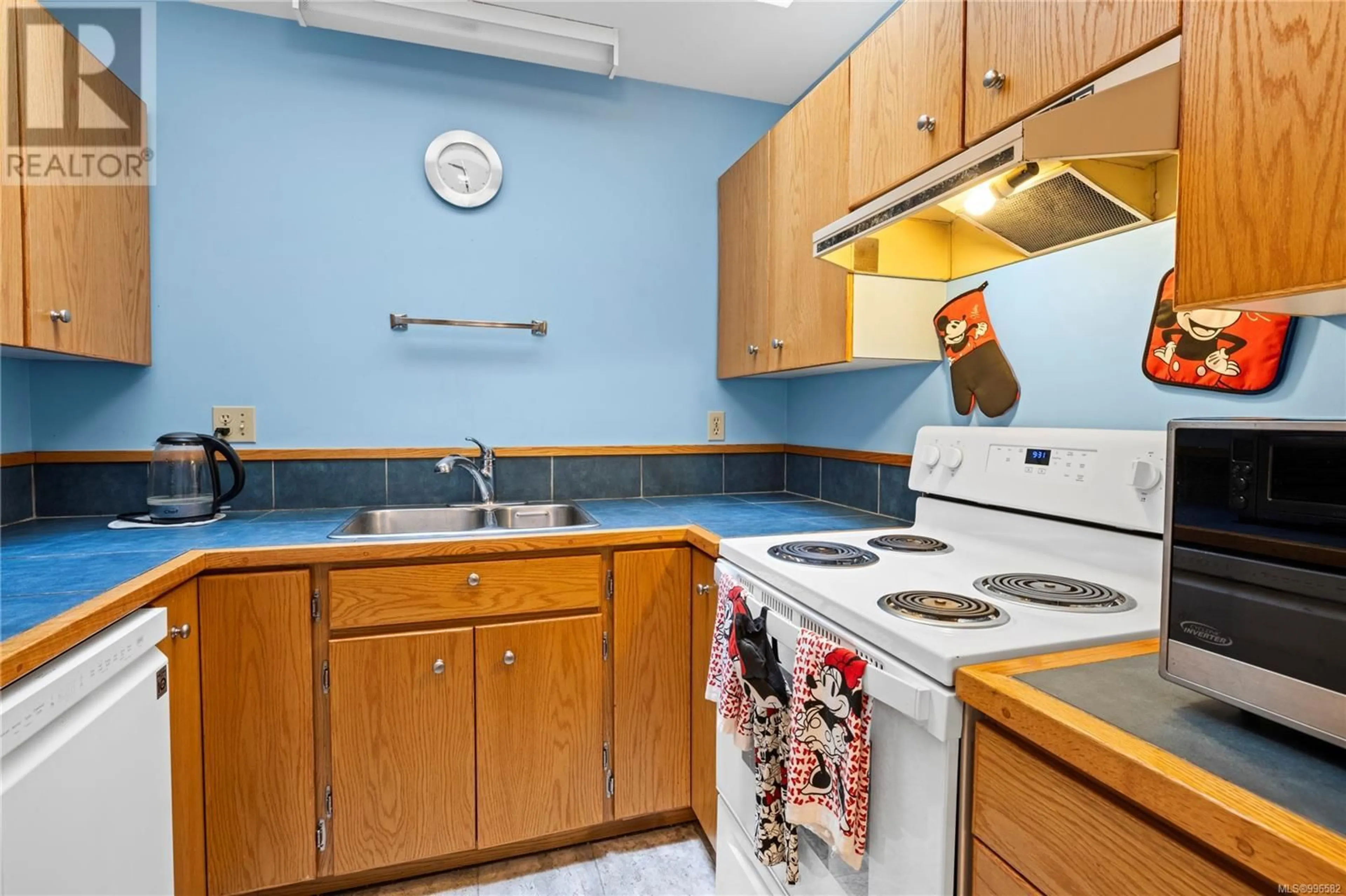 Standard kitchen, ceramic/tile floor for 3 - 120 FINHOLM STREET NORTH, Parksville British Columbia V9P1J6
