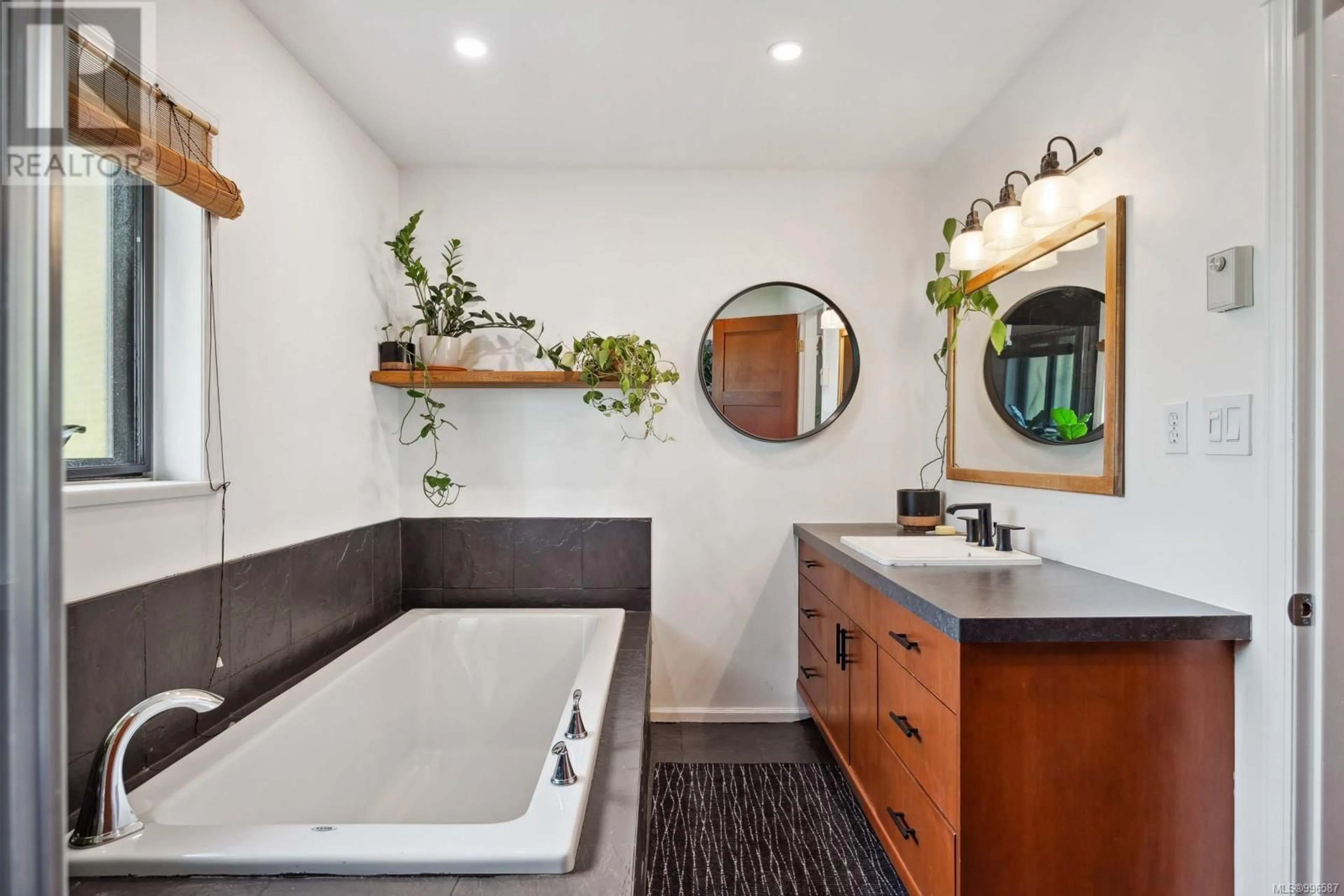 Contemporary bathroom, ceramic/tile floor for 2844 BRUCE STREET, Cumberland British Columbia V0R1S0