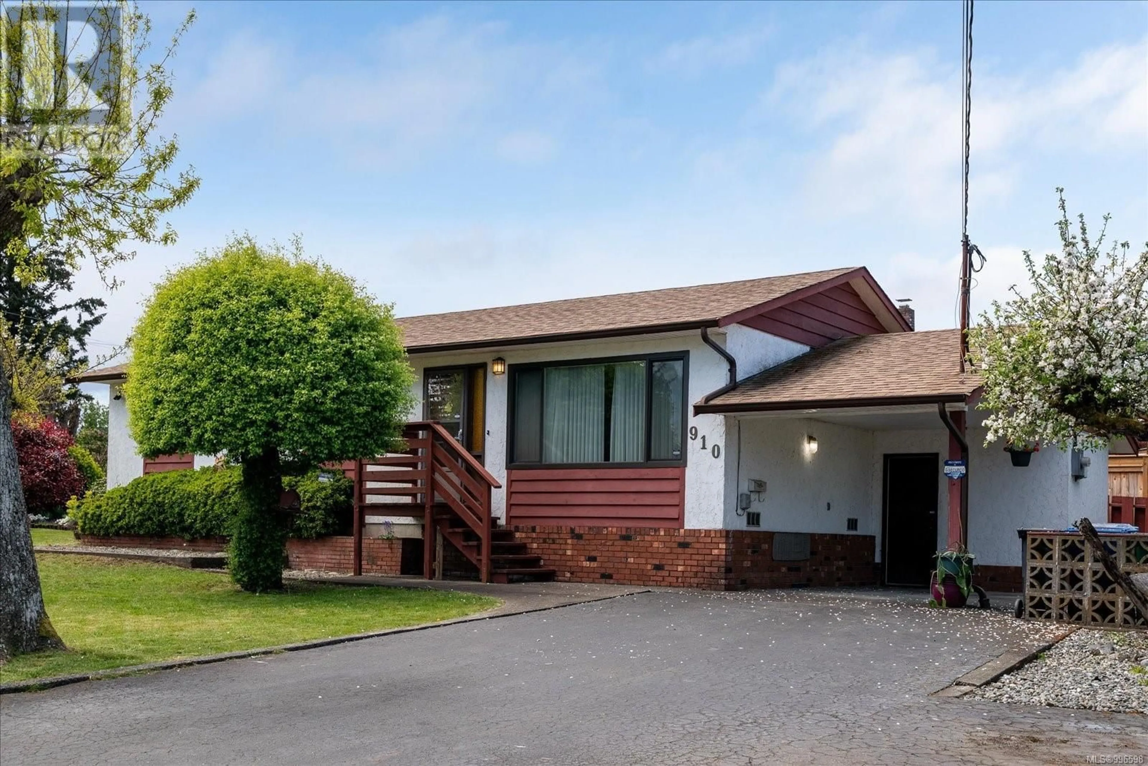 Home with vinyl exterior material, street for 910 CADOGAN STREET, Nanaimo British Columbia V9S1V2
