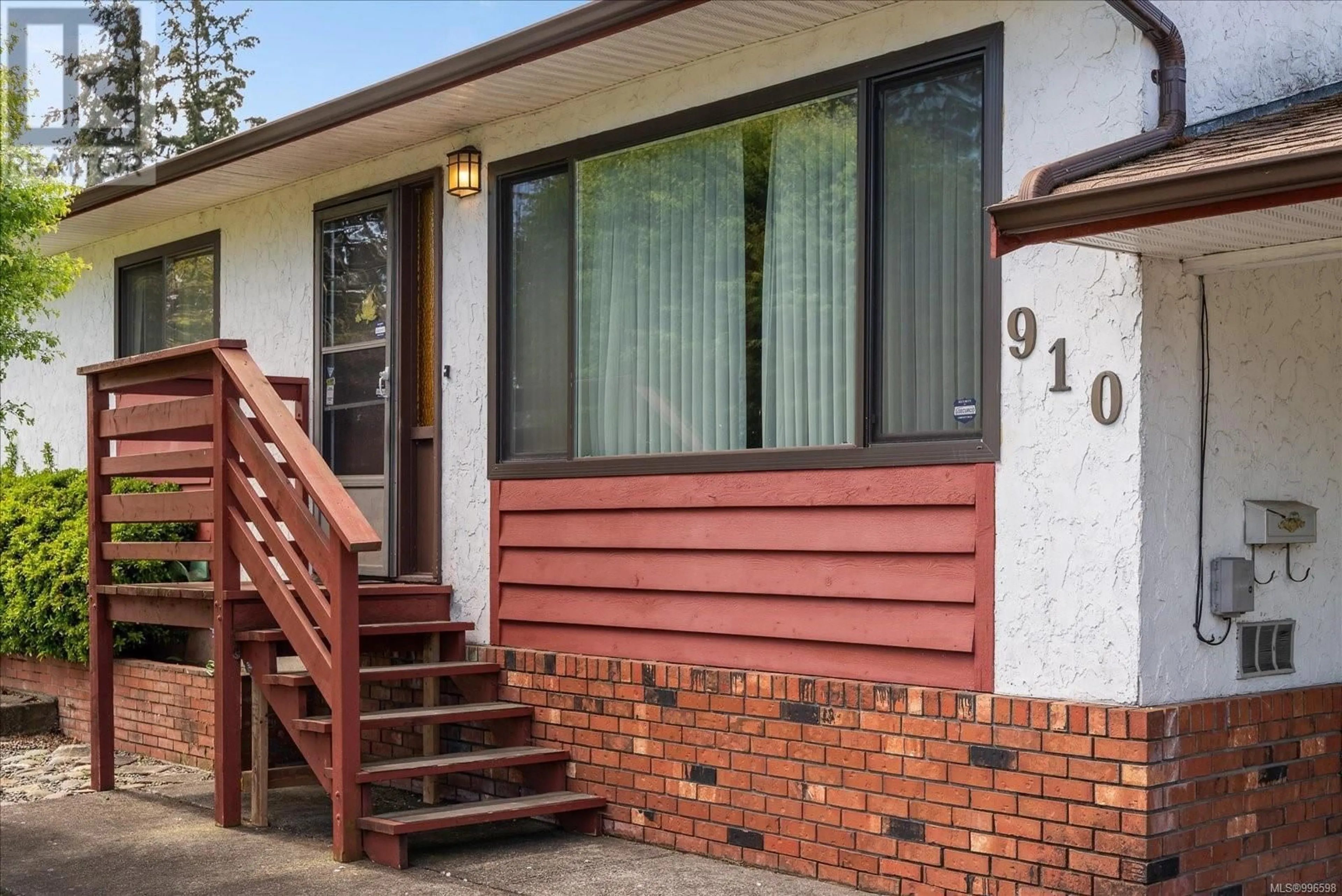 Home with brick exterior material, street for 910 CADOGAN STREET, Nanaimo British Columbia V9S1V2