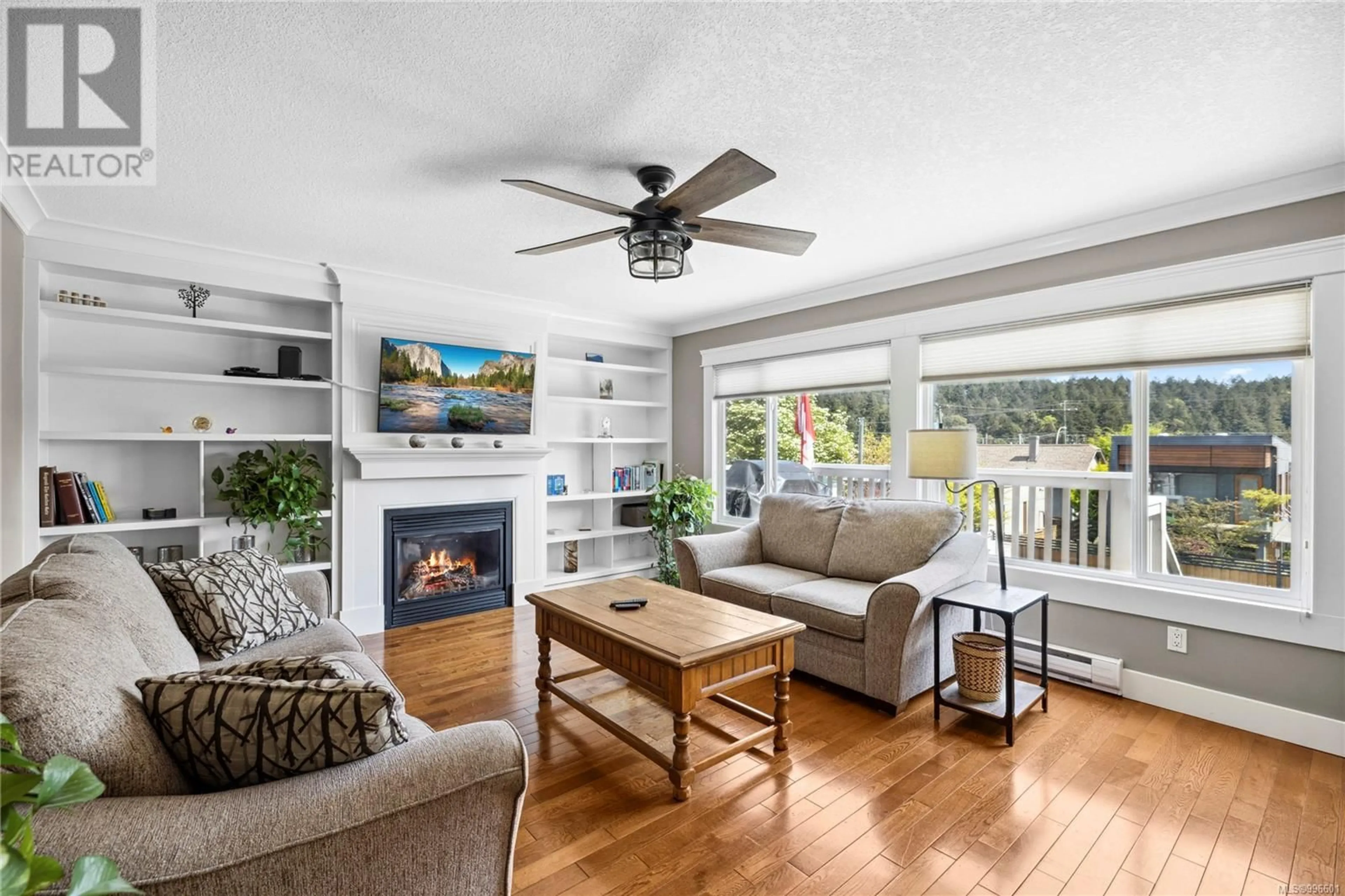 Living room with furniture, wood/laminate floor for 1388 DISCOVERY AVENUE, Nanaimo British Columbia V9S4B4