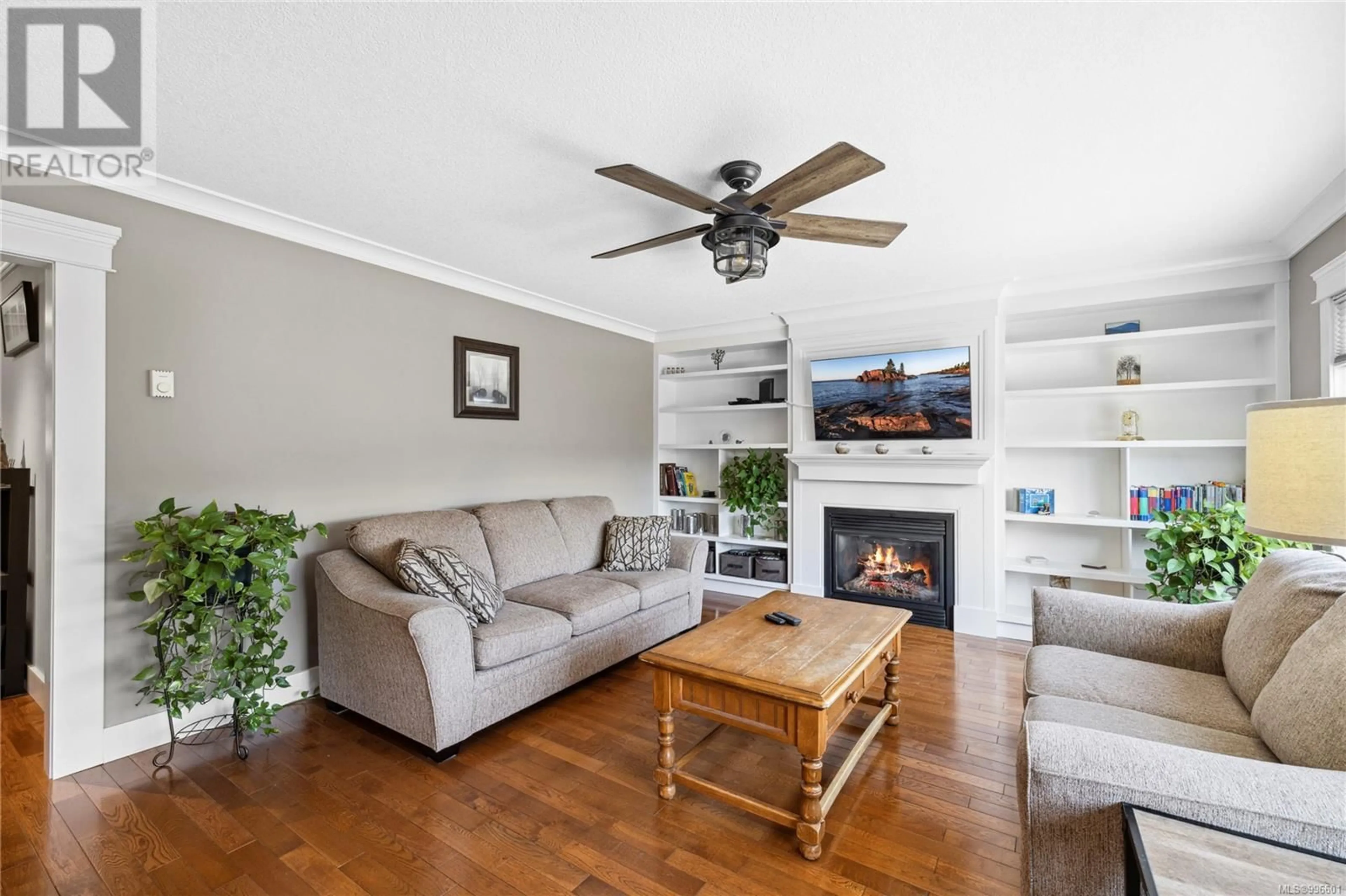 Living room with furniture, wood/laminate floor for 1388 DISCOVERY AVENUE, Nanaimo British Columbia V9S4B4