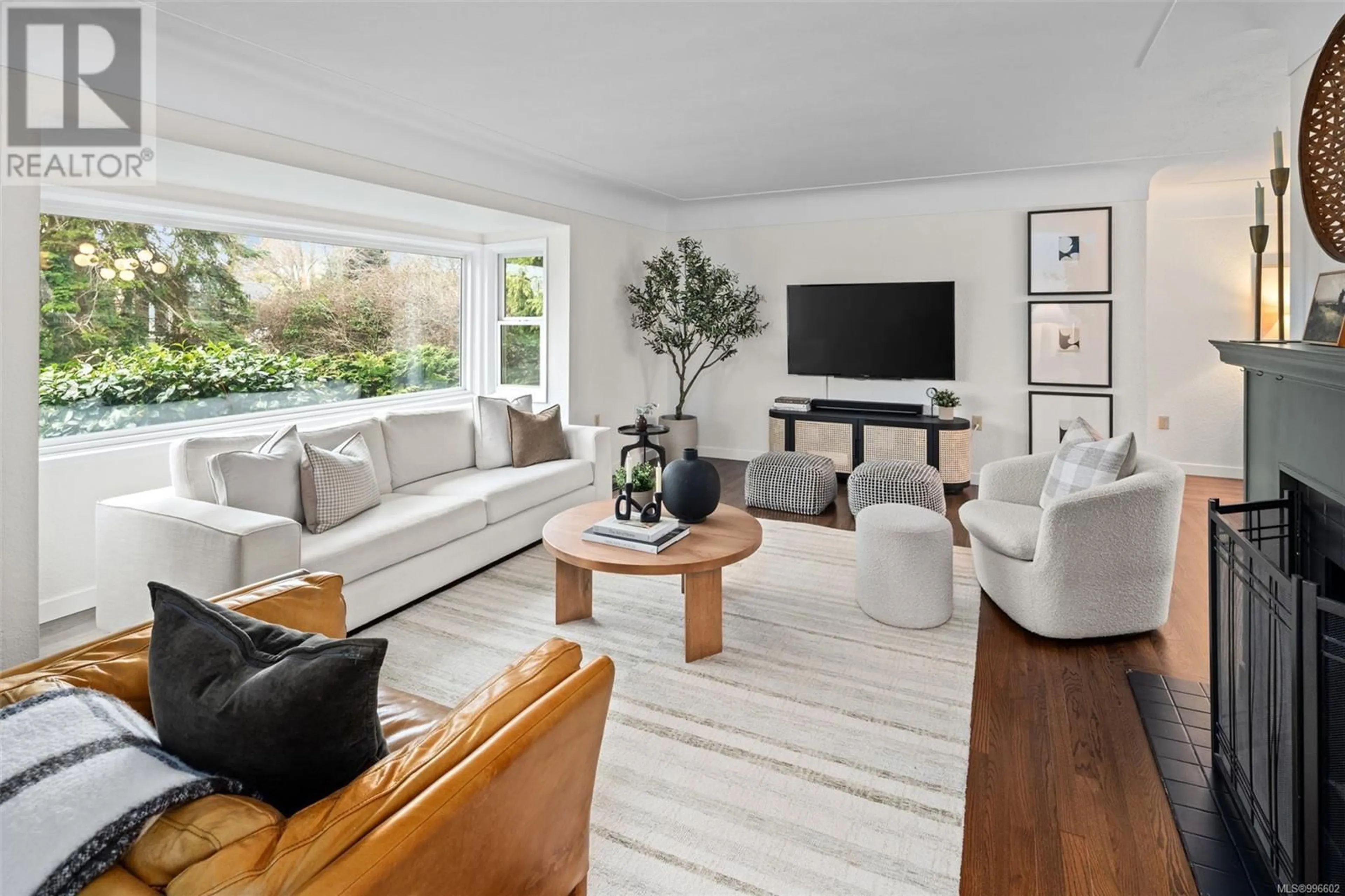 Living room with furniture, unknown for 2764 DORSET ROAD, Oak Bay British Columbia V8R3N1