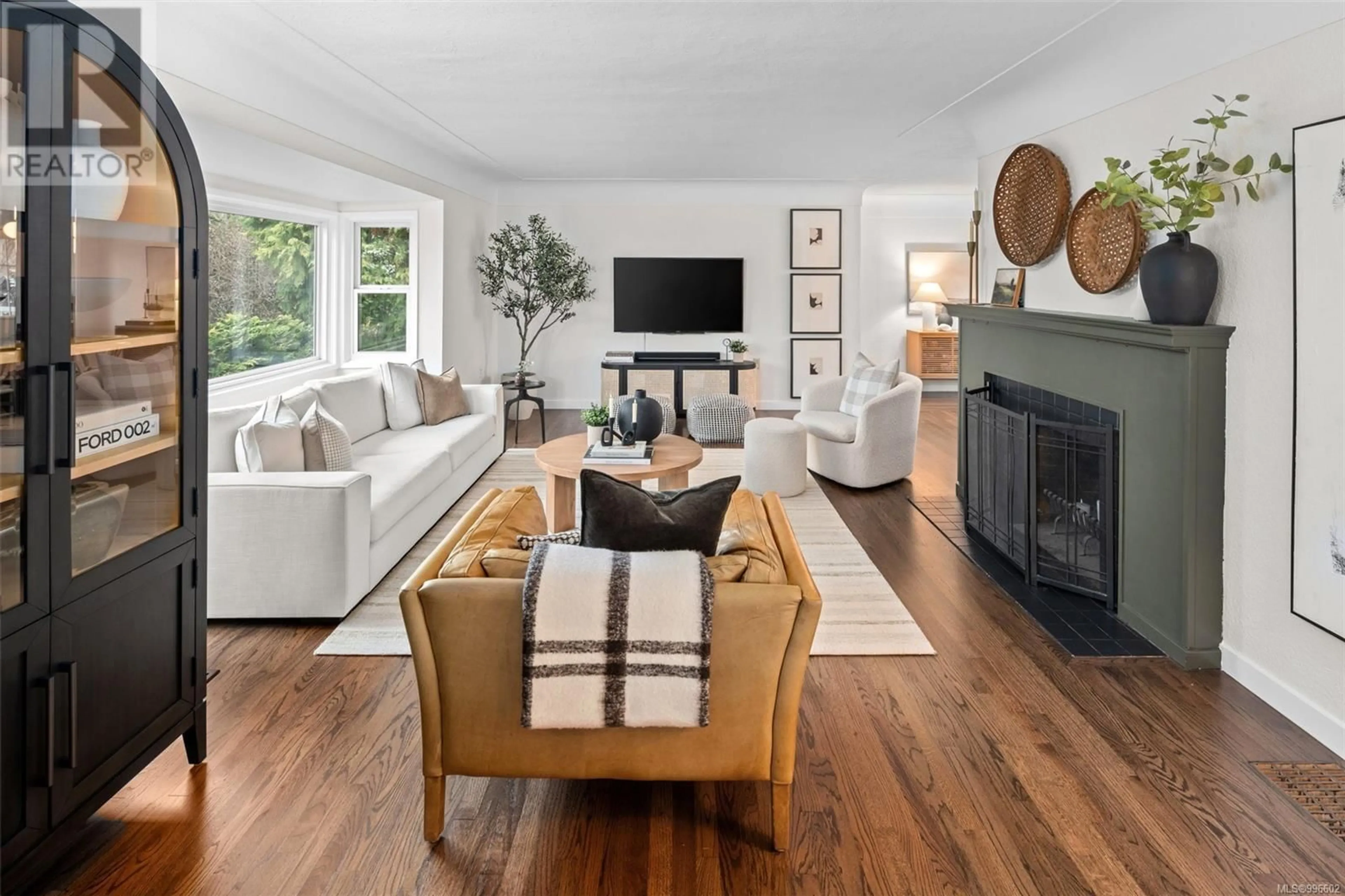 Living room with furniture, wood/laminate floor for 2764 DORSET ROAD, Oak Bay British Columbia V8R3N1