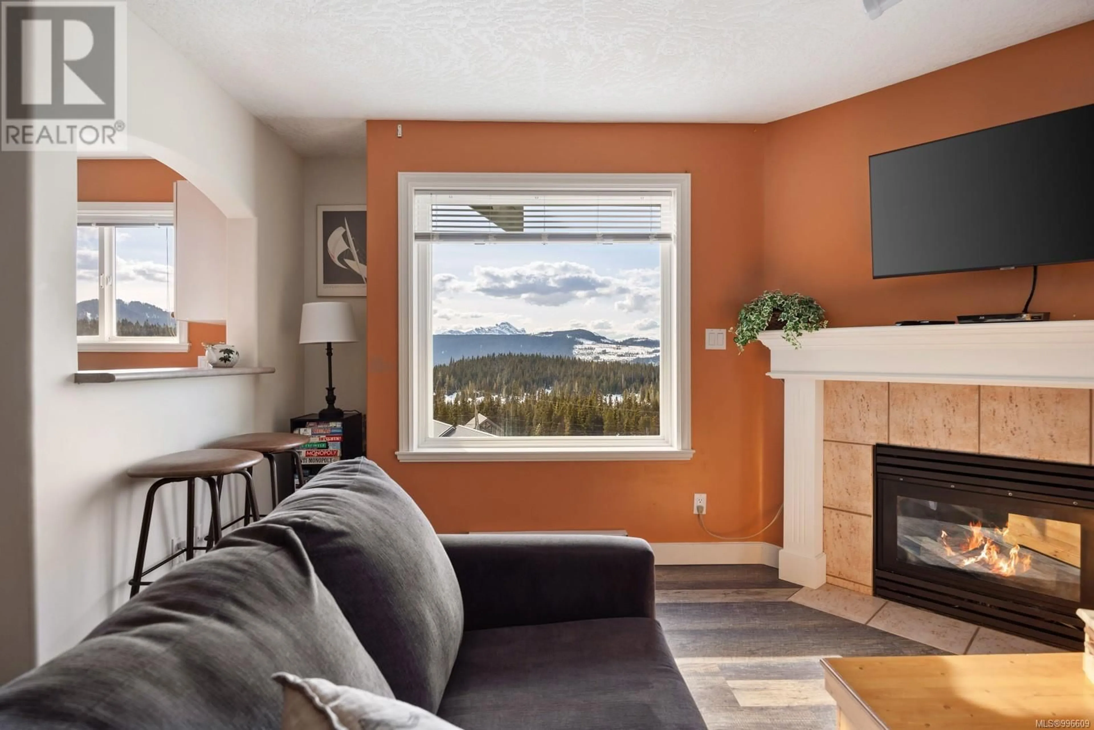 Living room with furniture, unknown for 402 - 1340 HENRY ROAD, Courtenay British Columbia V9J1L0