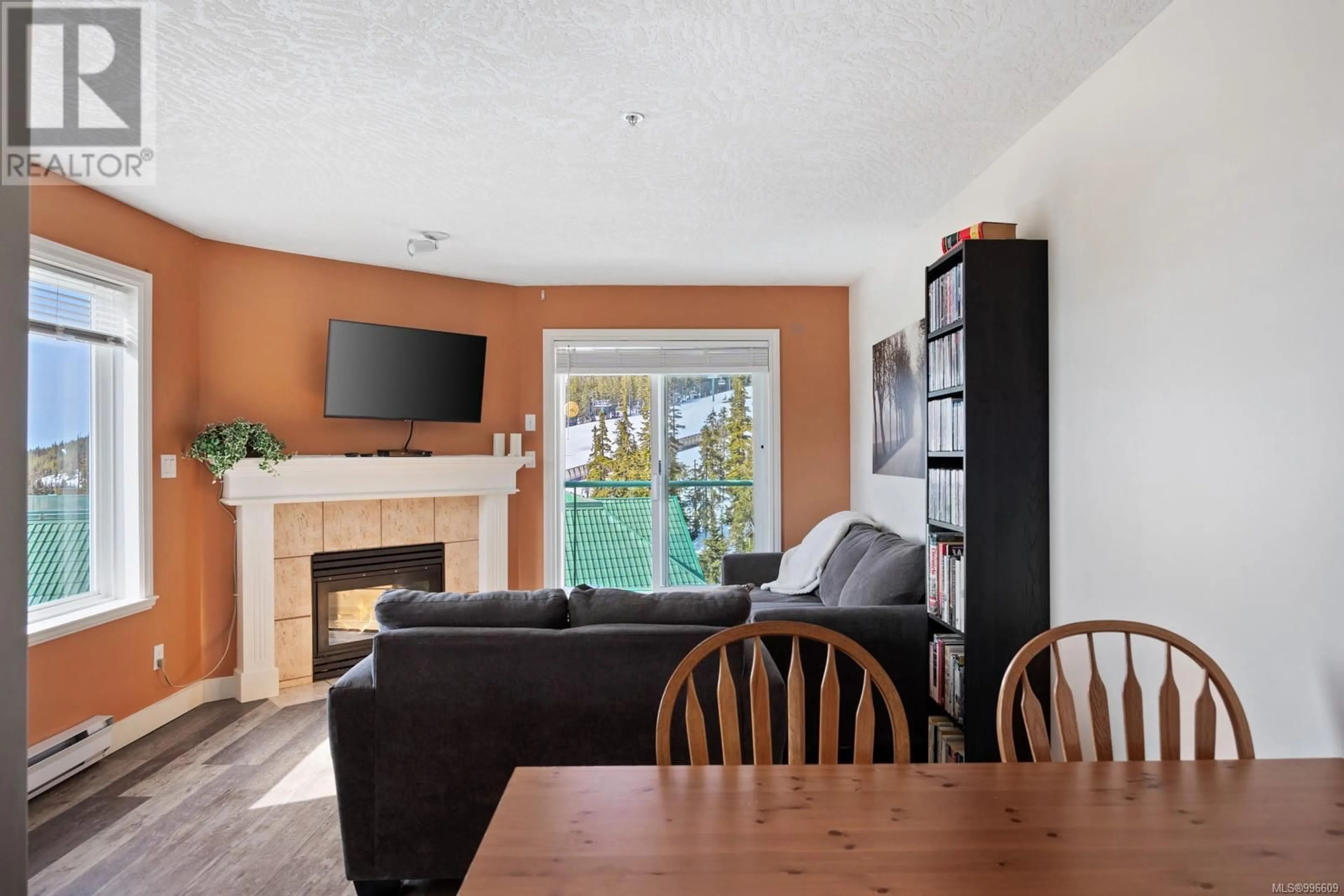 Living room with furniture, unknown for 402 - 1340 HENRY ROAD, Courtenay British Columbia V9J1L0