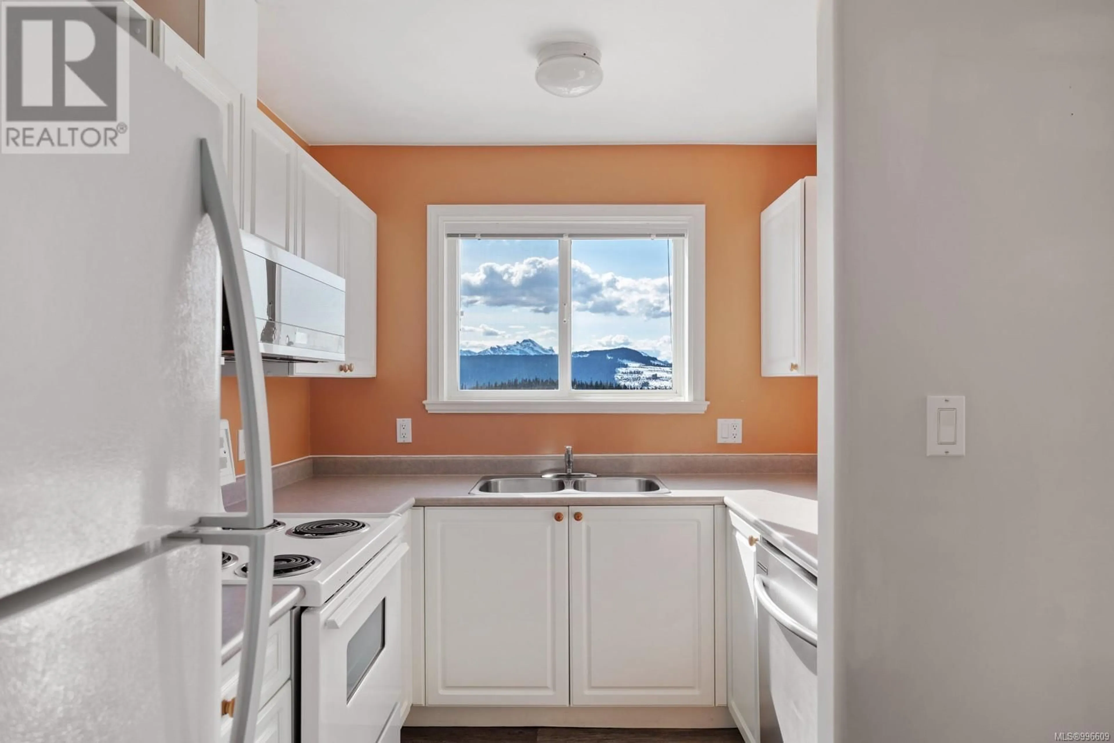 Standard kitchen, unknown for 402 - 1340 HENRY ROAD, Courtenay British Columbia V9J1L0