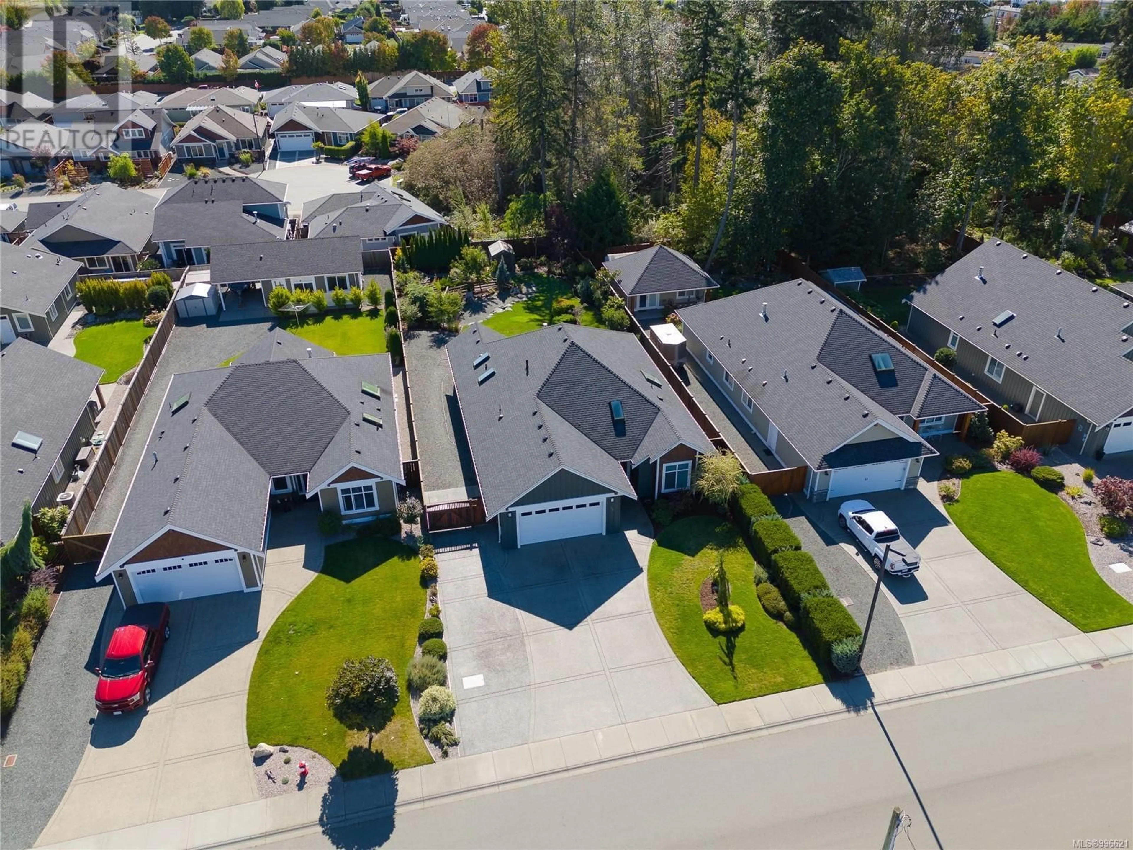A pic from outside/outdoor area/front of a property/back of a property/a pic from drone, street for 166 SKYLARK AVENUE, Parksville British Columbia V9P1M3