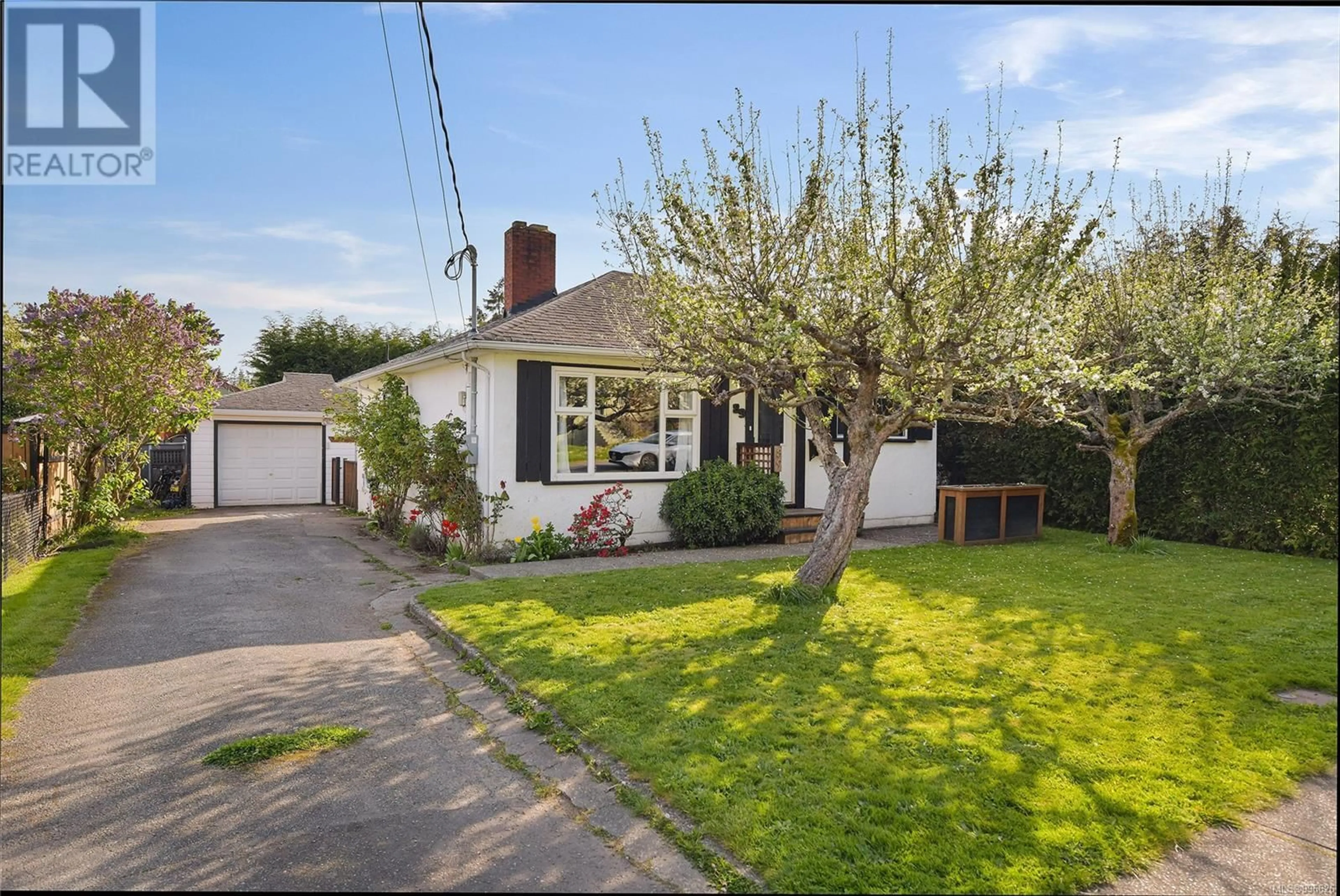 A pic from outside/outdoor area/front of a property/back of a property/a pic from drone, street for 89 REGINA AVENUE, Saanich British Columbia V8Z1J2