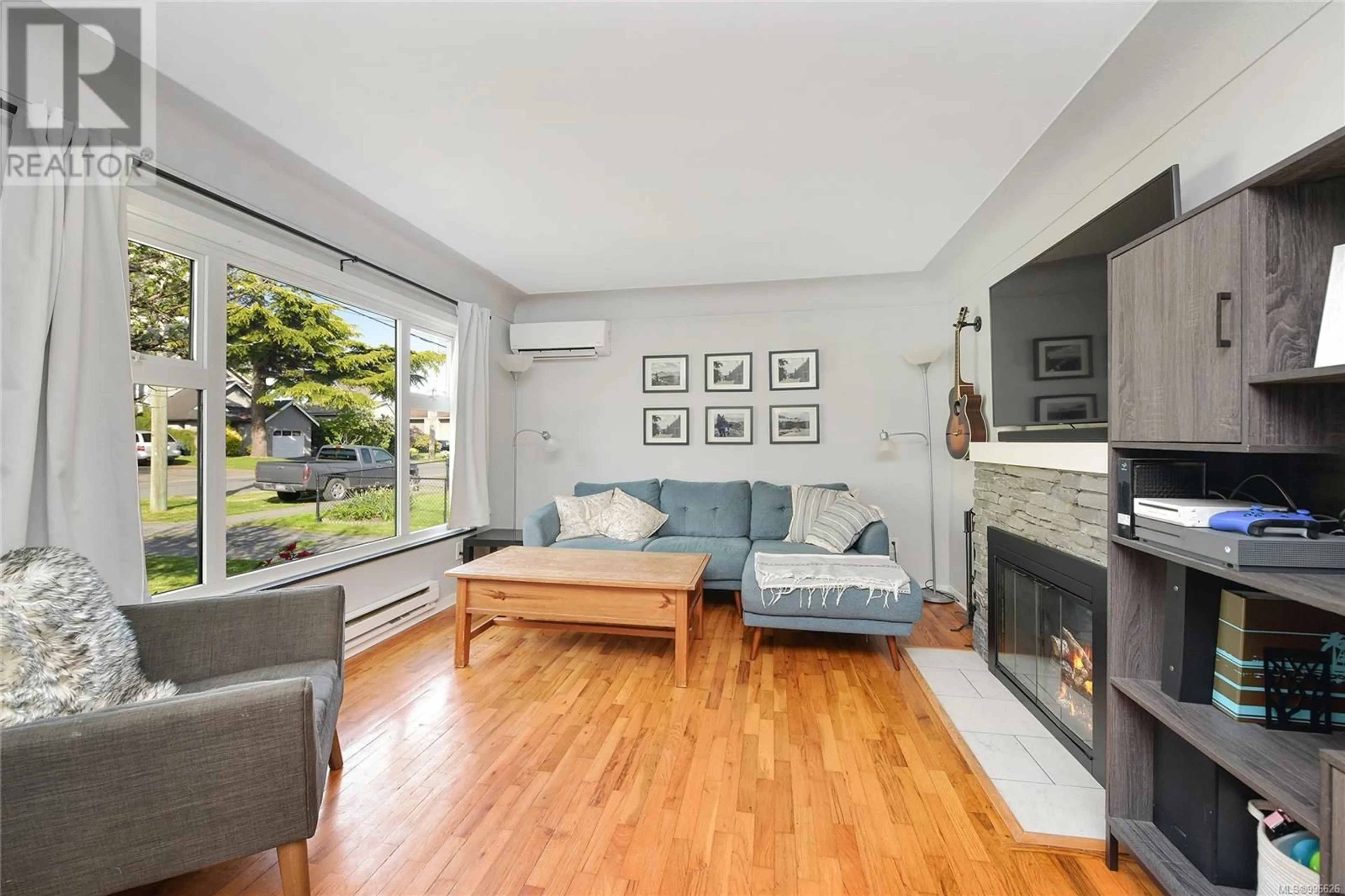 Living room with furniture, wood/laminate floor for 89 REGINA AVENUE, Saanich British Columbia V8Z1J2