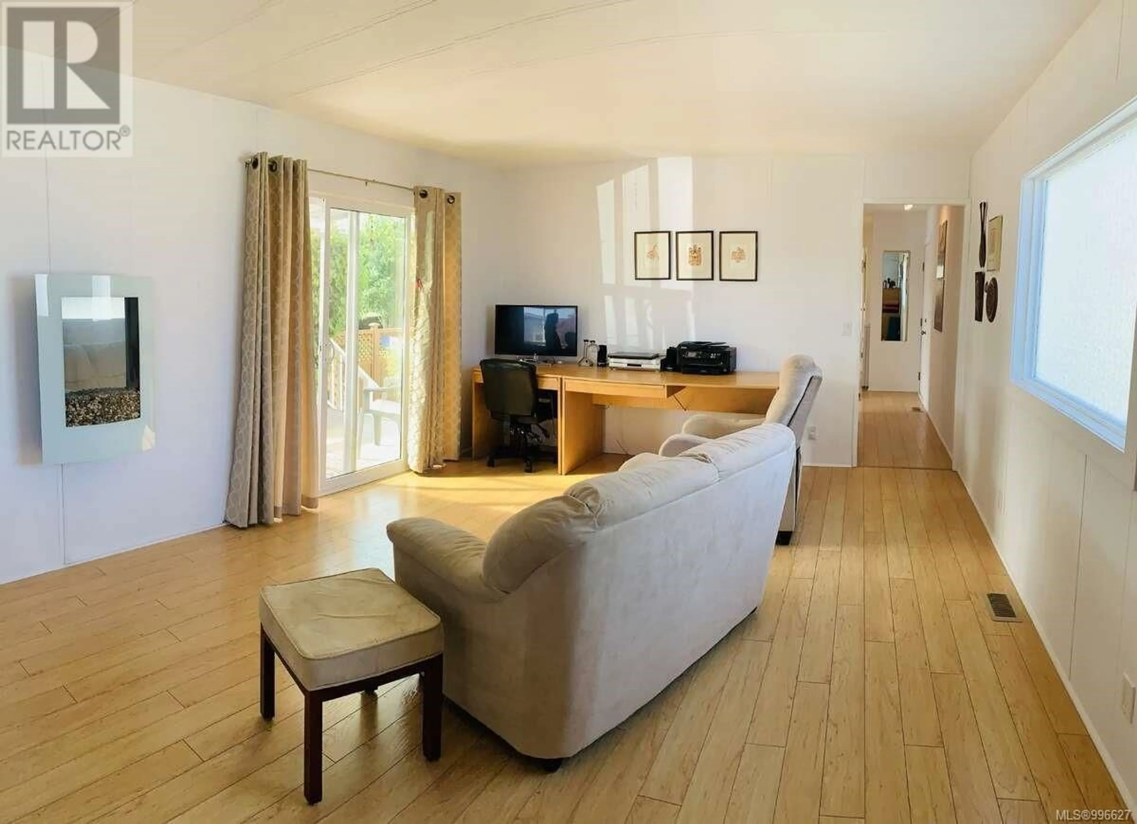 Living room with furniture, wood/laminate floor for 14 - 450 STANFORD AVENUE EAST, Parksville British Columbia V9P1V8