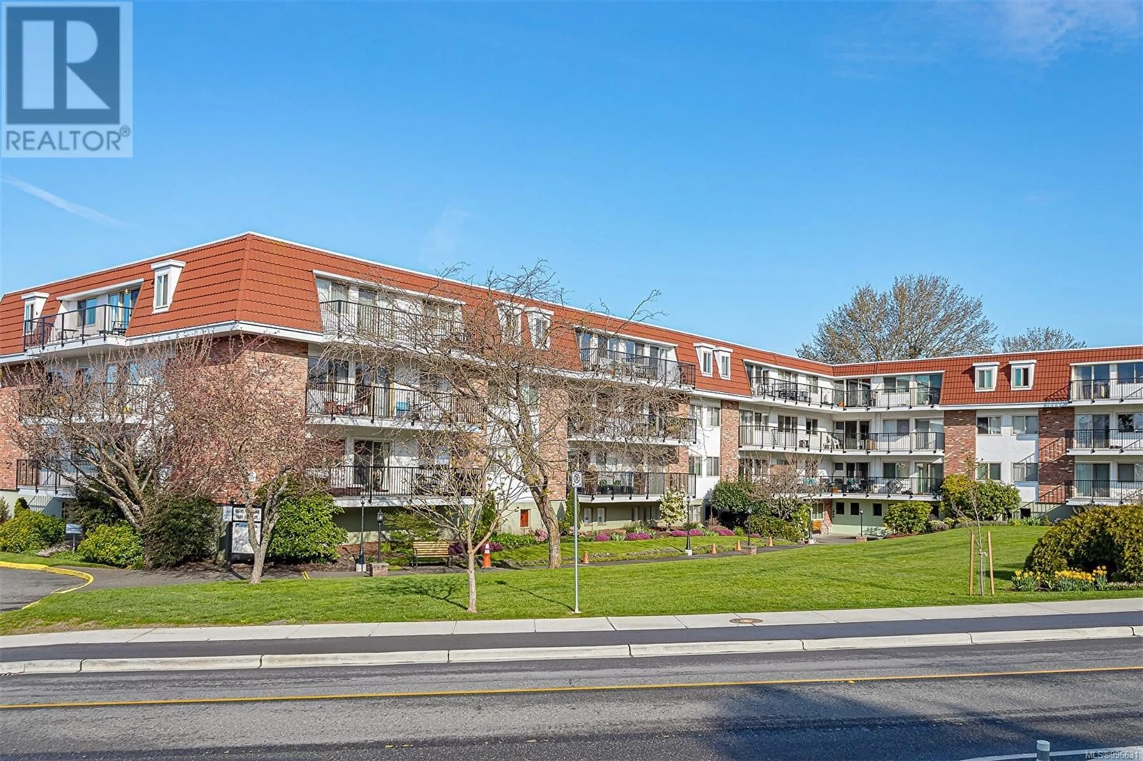 Patio, unknown for 103 - 1680 POPLAR AVENUE, Saanich British Columbia V8P4K7