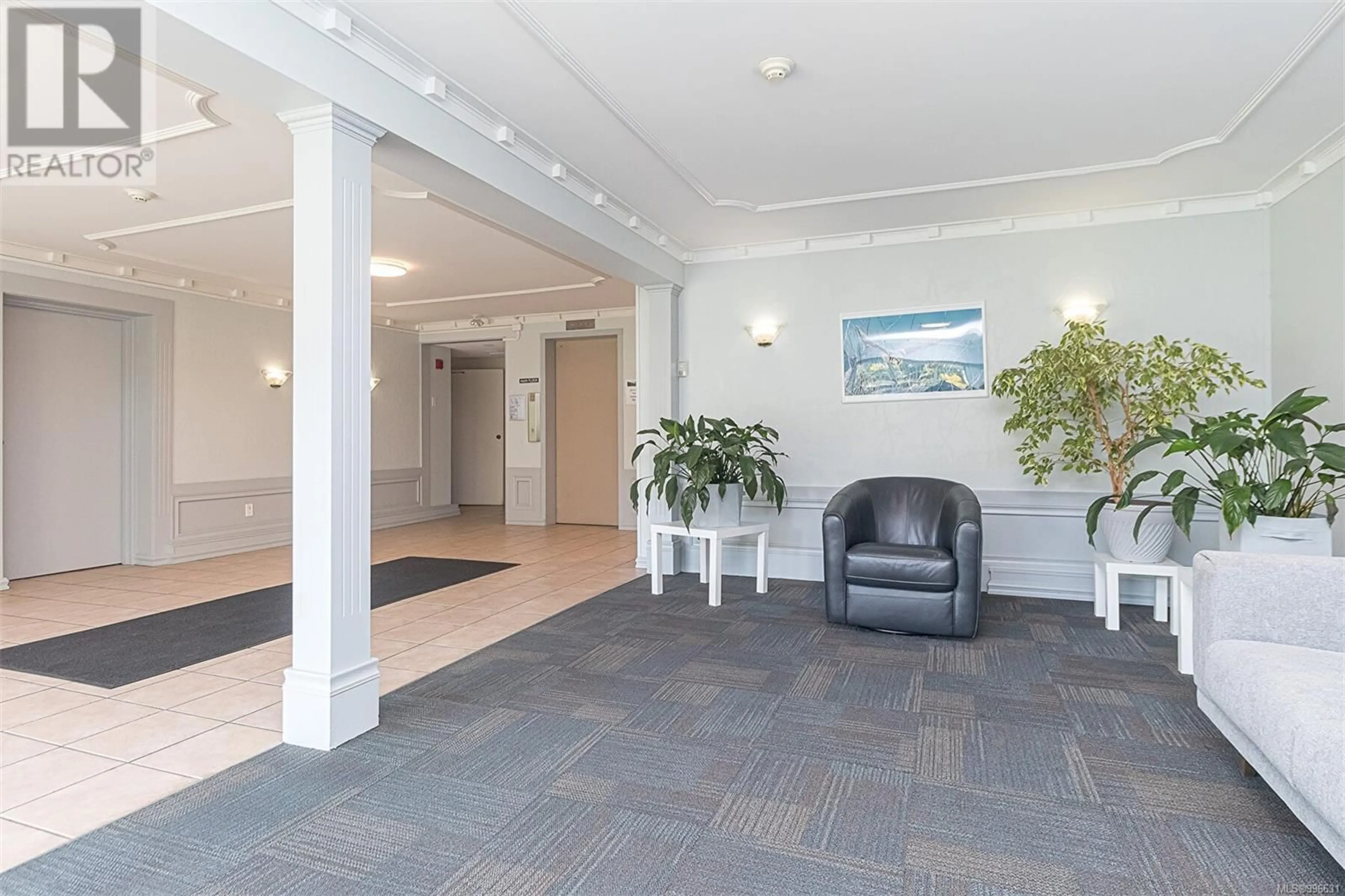 Indoor foyer for 103 - 1680 POPLAR AVENUE, Saanich British Columbia V8P4K7