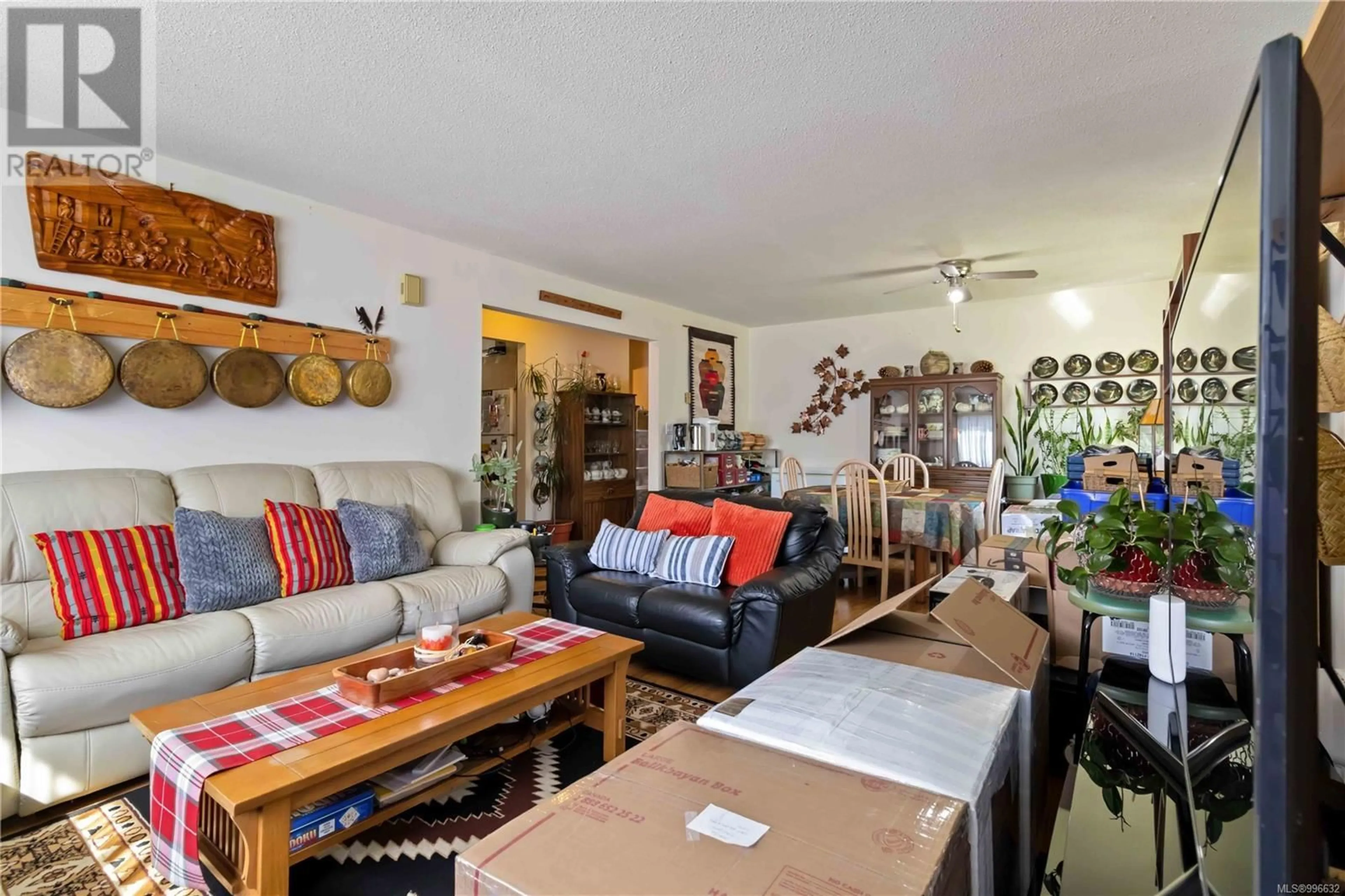Living room with furniture, unknown for 622 RALPH STREET NORTH, Saanich British Columbia V8Z1Z5