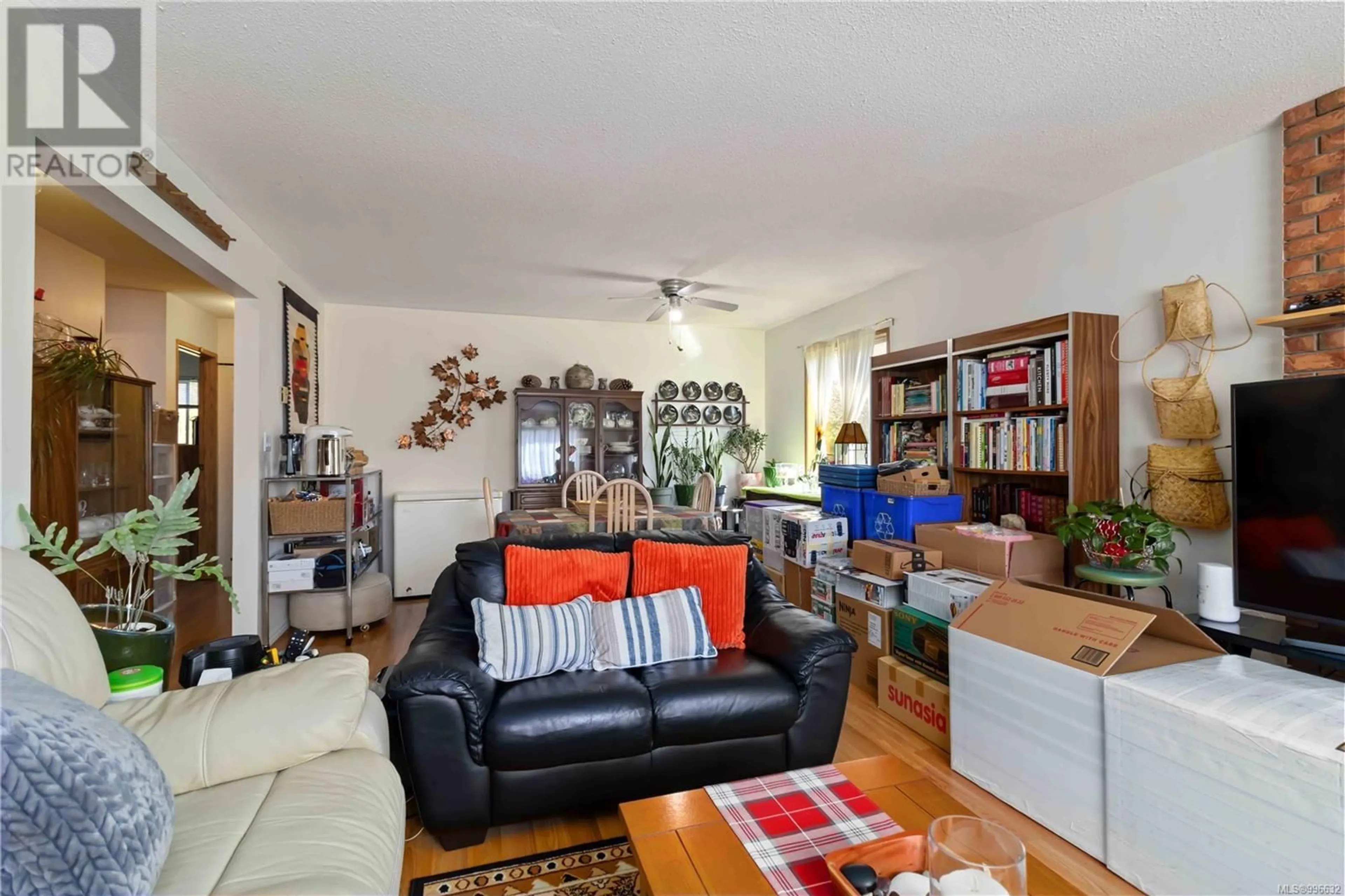 Living room with furniture, unknown for 622 RALPH STREET NORTH, Saanich British Columbia V8Z1Z5