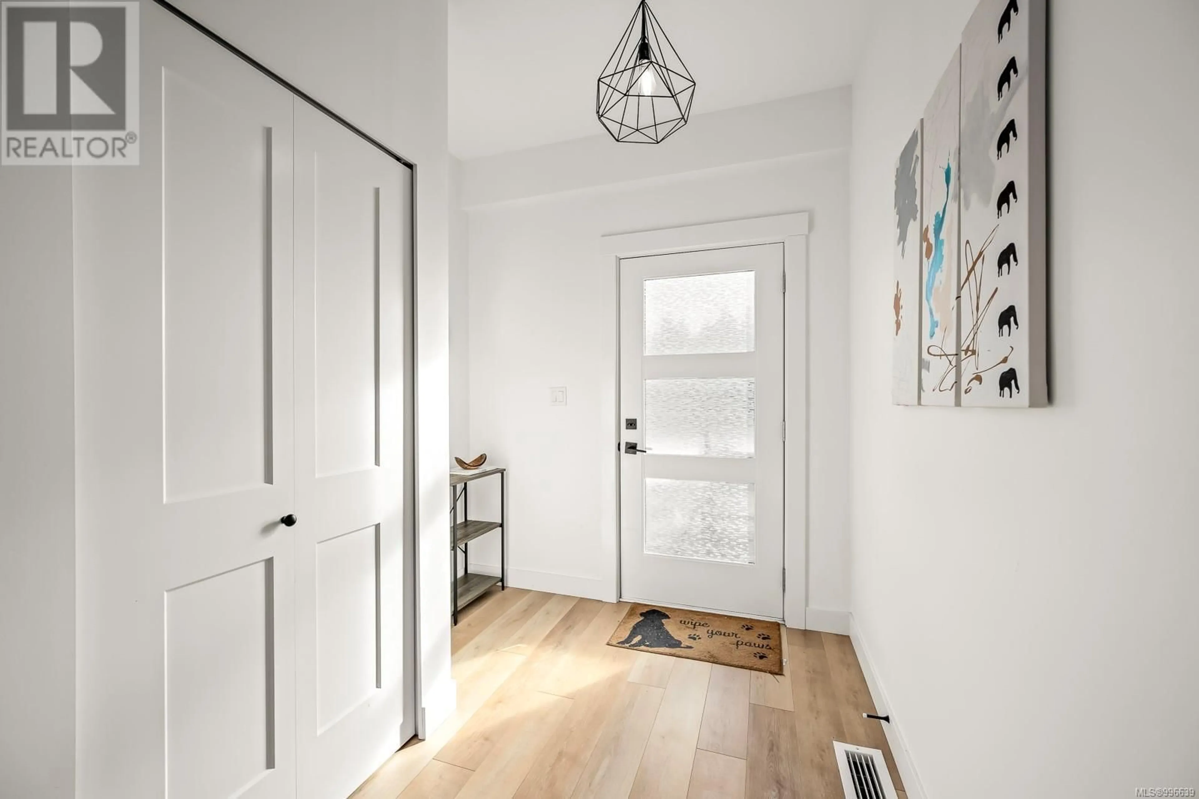 Indoor entryway for 7 - 3016 ALDER STREET SOUTH, Campbell River British Columbia V9W0E5