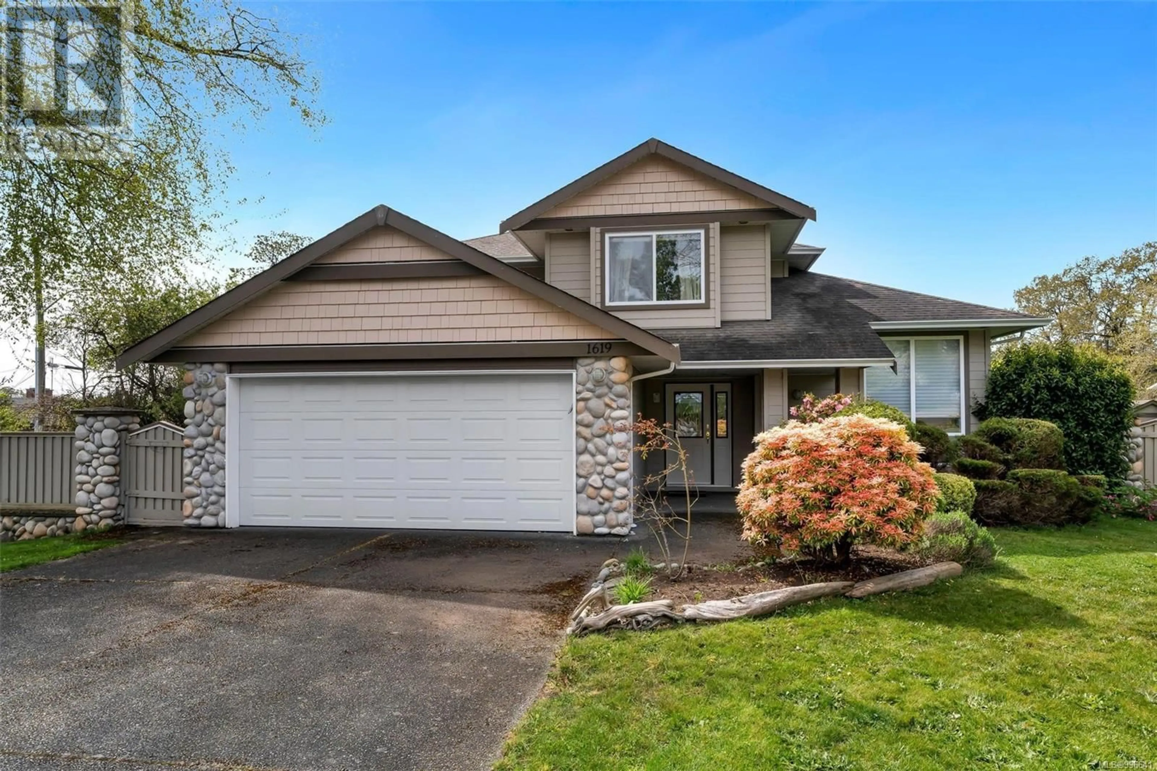 Home with vinyl exterior material, street for 1619 NELLES PLACE, Saanich British Columbia V8N6L7