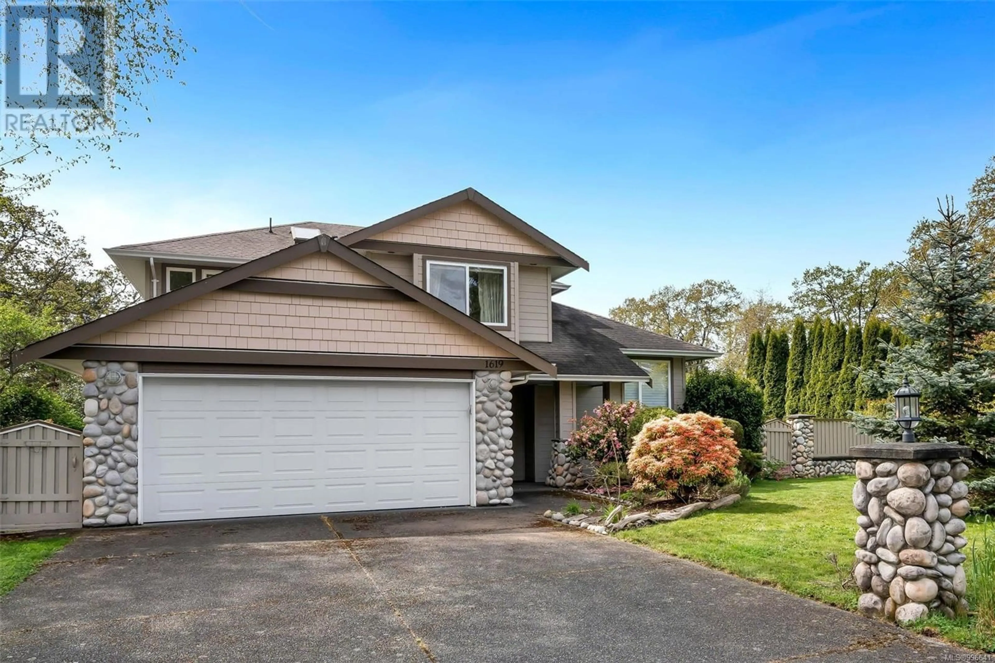 Home with vinyl exterior material, street for 1619 NELLES PLACE, Saanich British Columbia V8N6L7