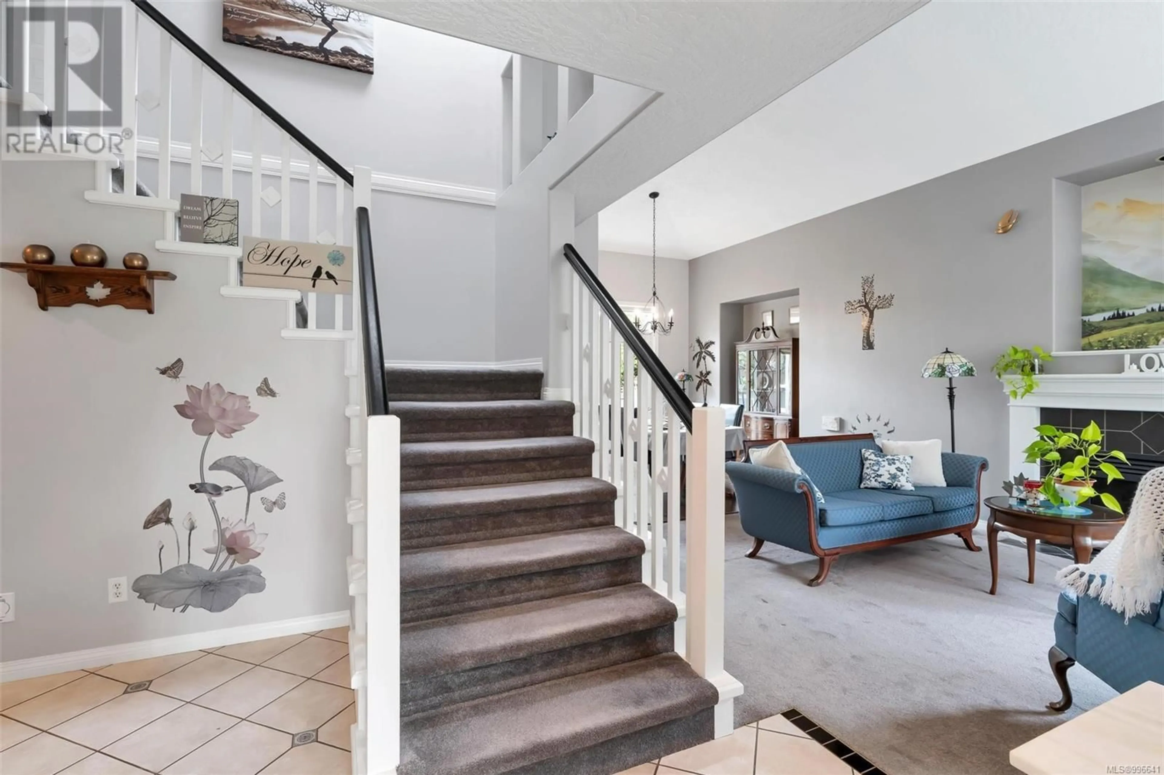 Indoor foyer for 1619 NELLES PLACE, Saanich British Columbia V8N6L7