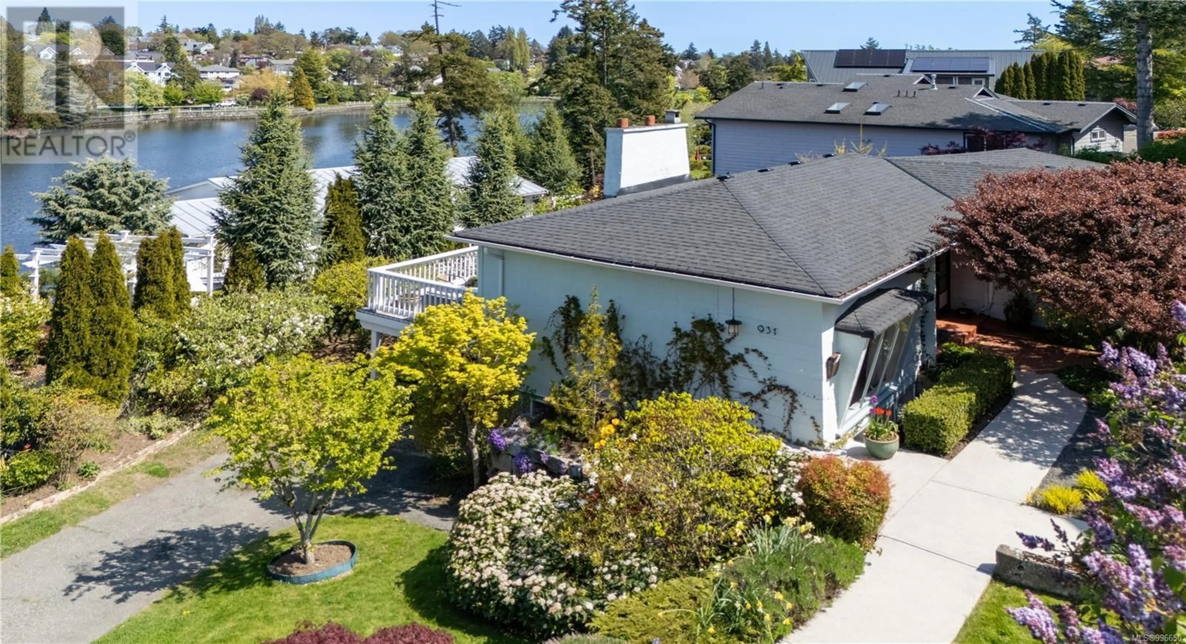 A pic from outside/outdoor area/front of a property/back of a property/a pic from drone, water/lake/river/ocean view for 931 MESHER PLACE, Esquimalt British Columbia V9A6Z1
