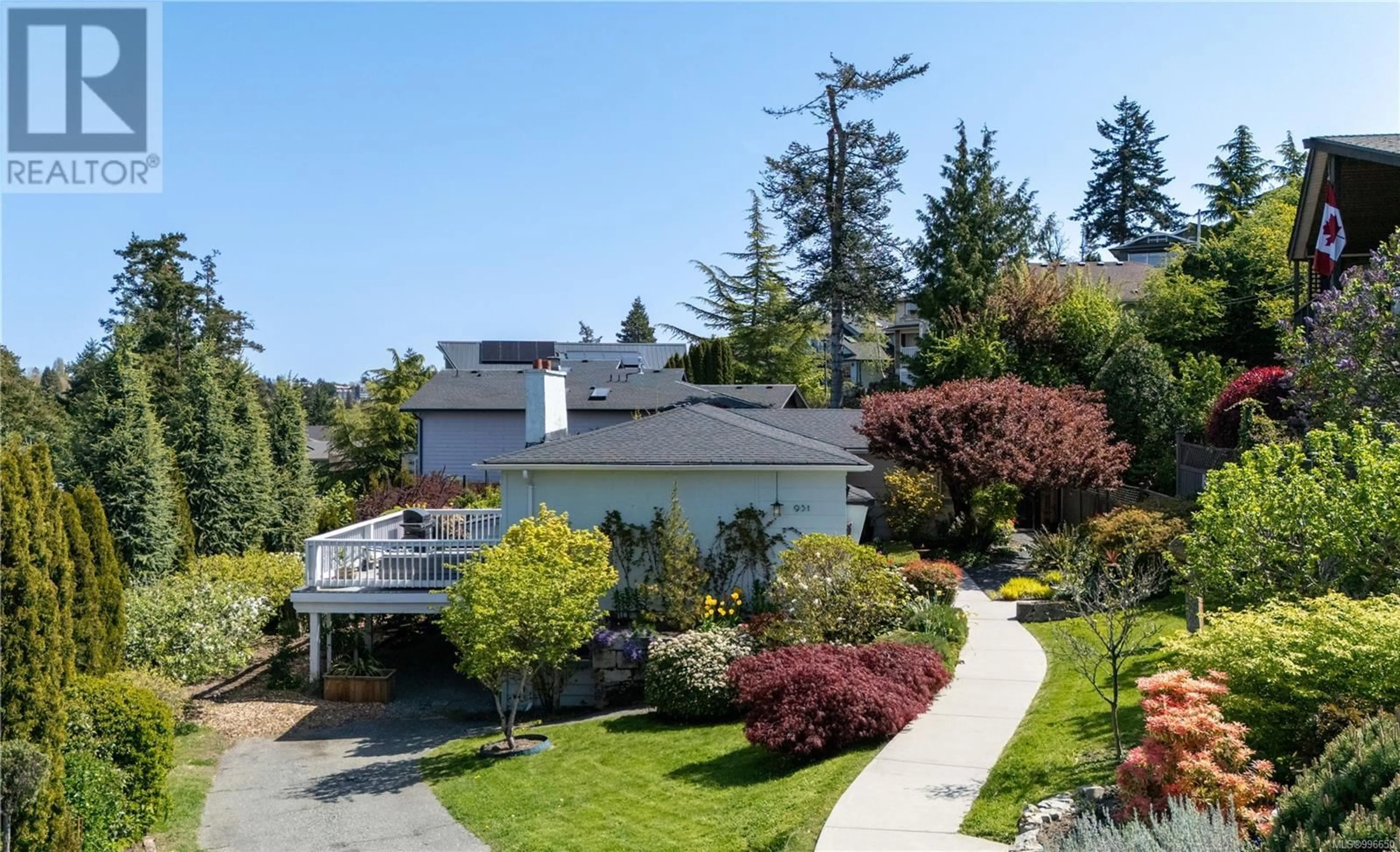 A pic from outside/outdoor area/front of a property/back of a property/a pic from drone, unknown for 931 MESHER PLACE, Esquimalt British Columbia V9A6Z1