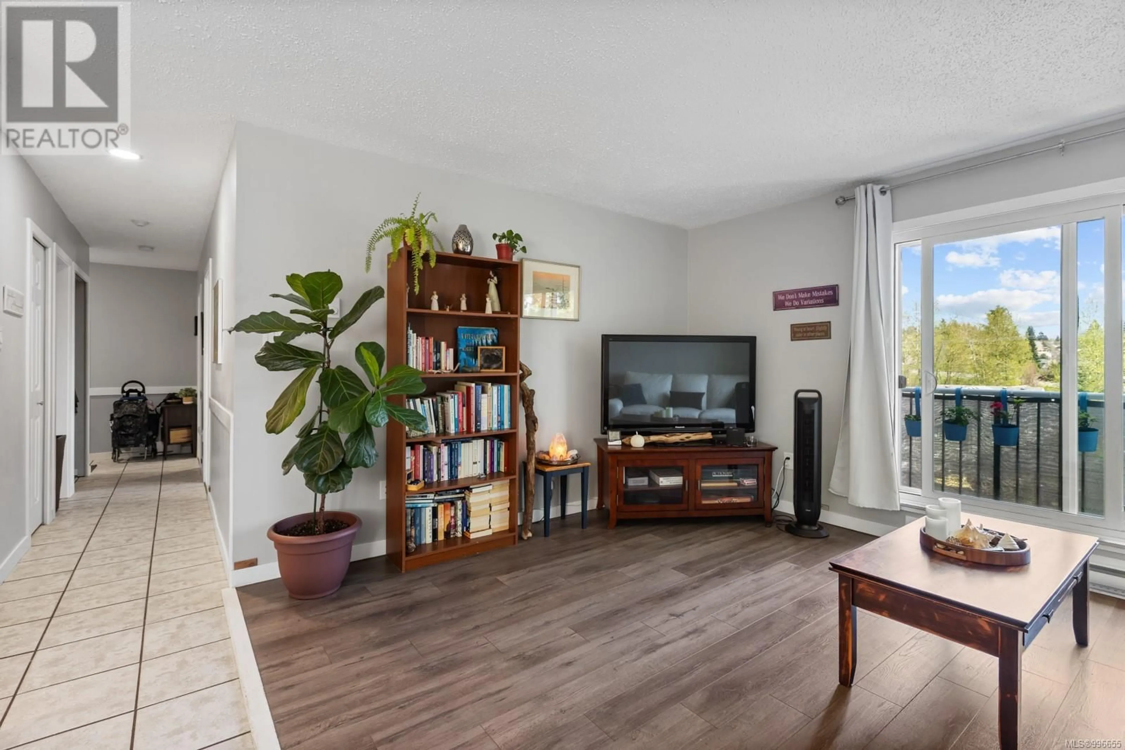 Living room with furniture, wood/laminate floor for 406 - 175 CENTENNIAL DRIVE, Courtenay British Columbia V9M7M4