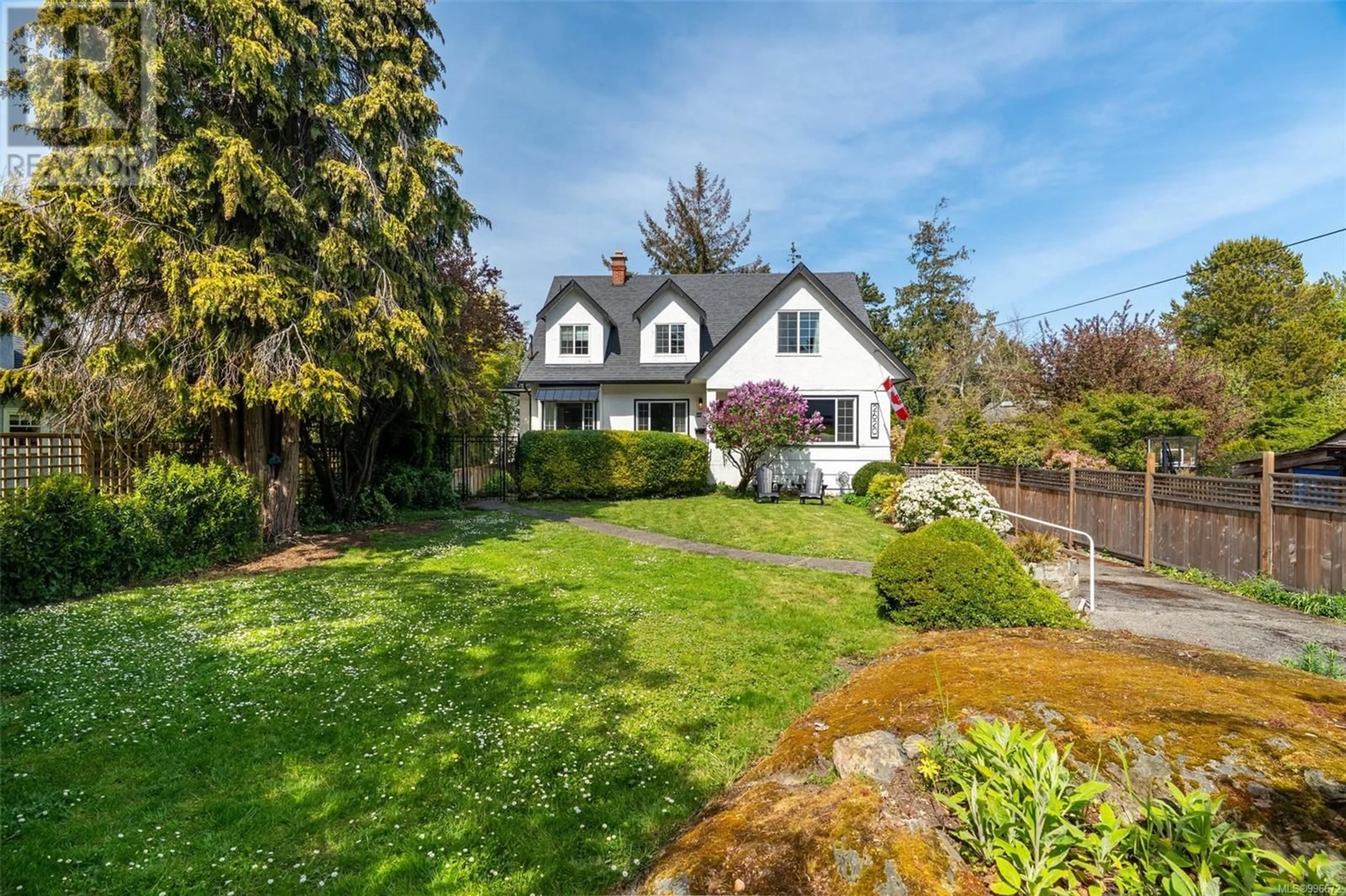 A pic from outside/outdoor area/front of a property/back of a property/a pic from drone, street for 2620 MARGATE AVENUE, Oak Bay British Columbia V8S3A5