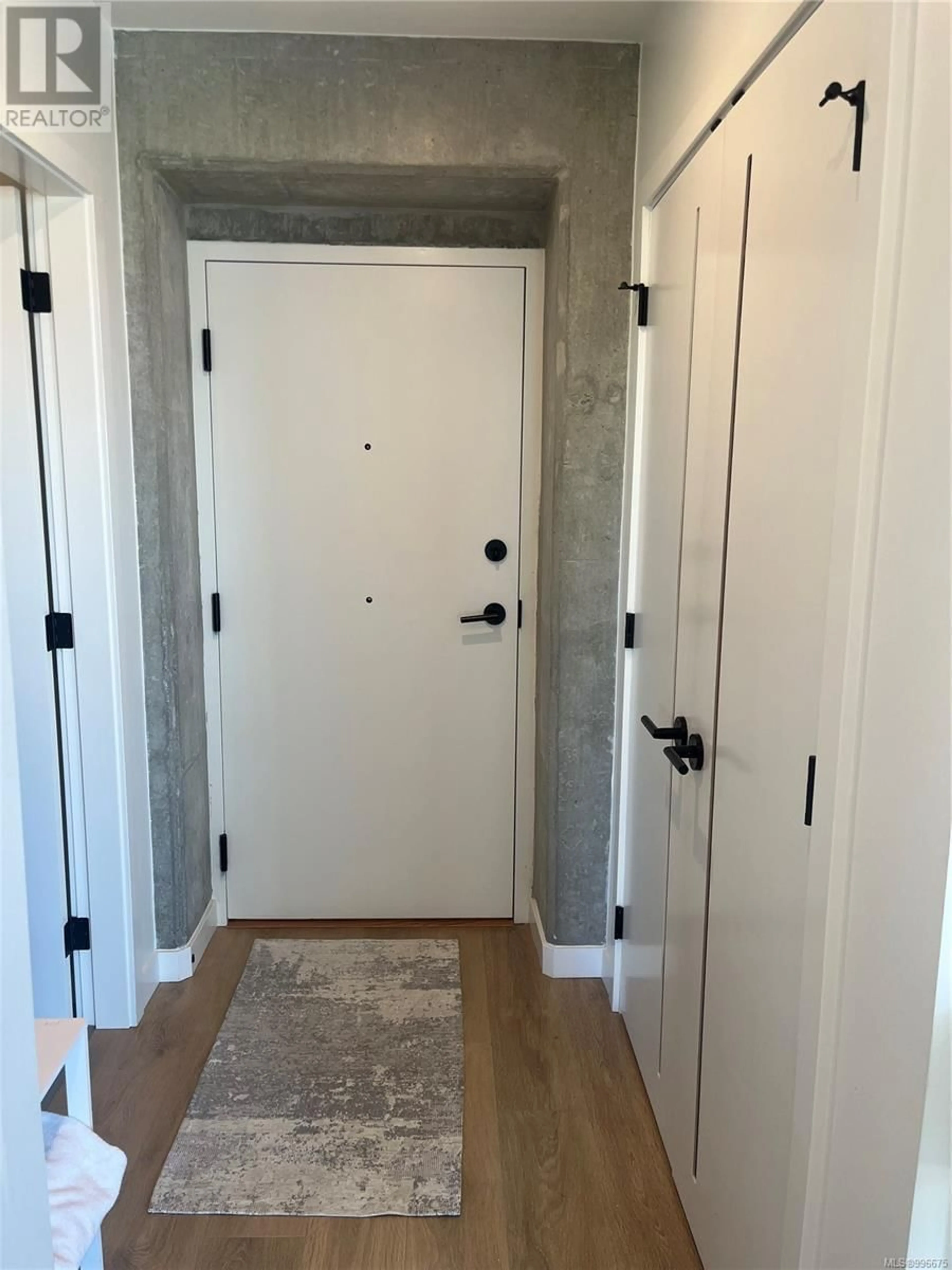Indoor entryway for 601 - 1097 VIEW STREET, Victoria British Columbia V8V3Z9