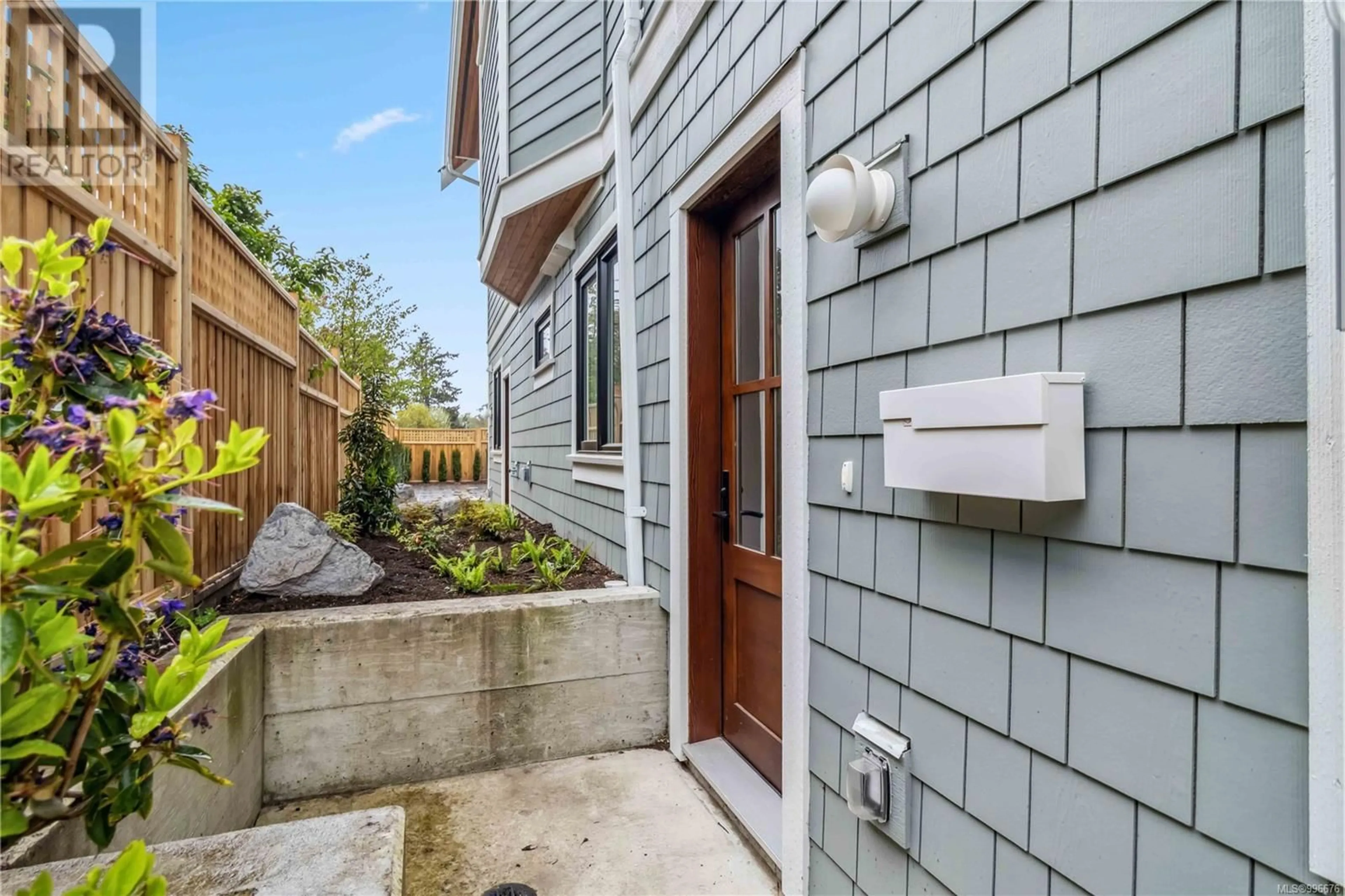 Unknown for 1 - 1915 FERNWOOD ROAD, Victoria British Columbia V8T2Y6