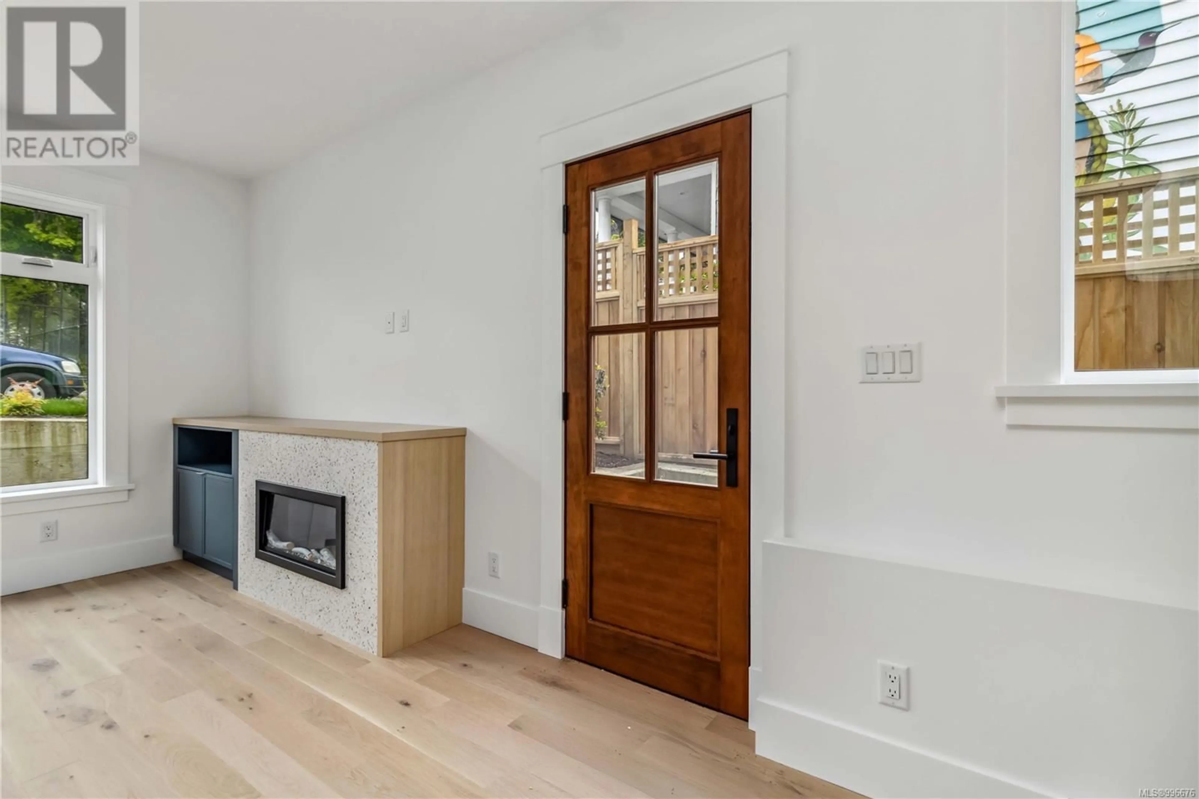 Indoor entryway for 1 - 1915 FERNWOOD ROAD, Victoria British Columbia V8T2Y6