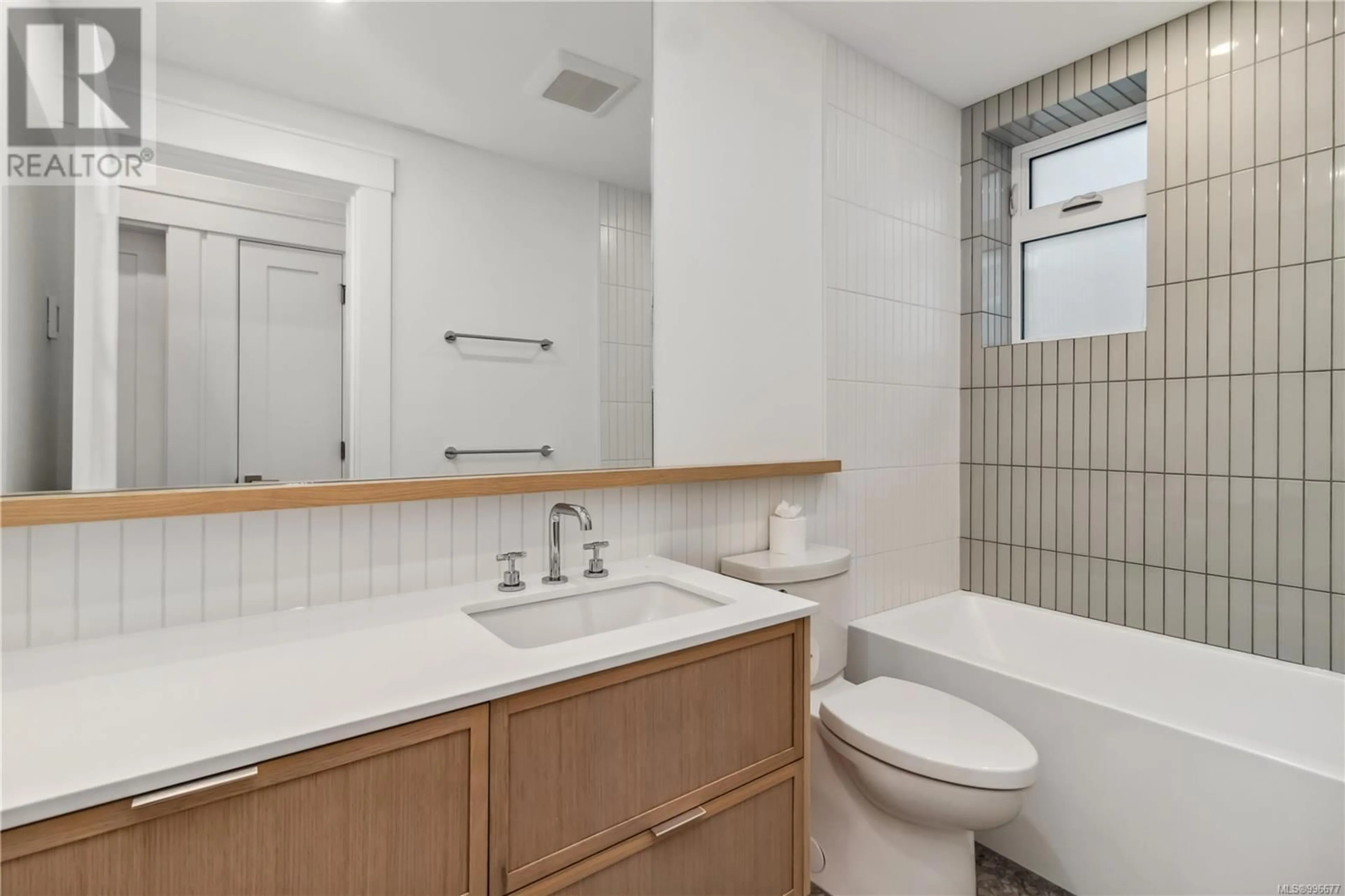 Standard bathroom, ceramic/tile floor for 2 - 1915 FERNWOOD ROAD, Victoria British Columbia V8T2Y6