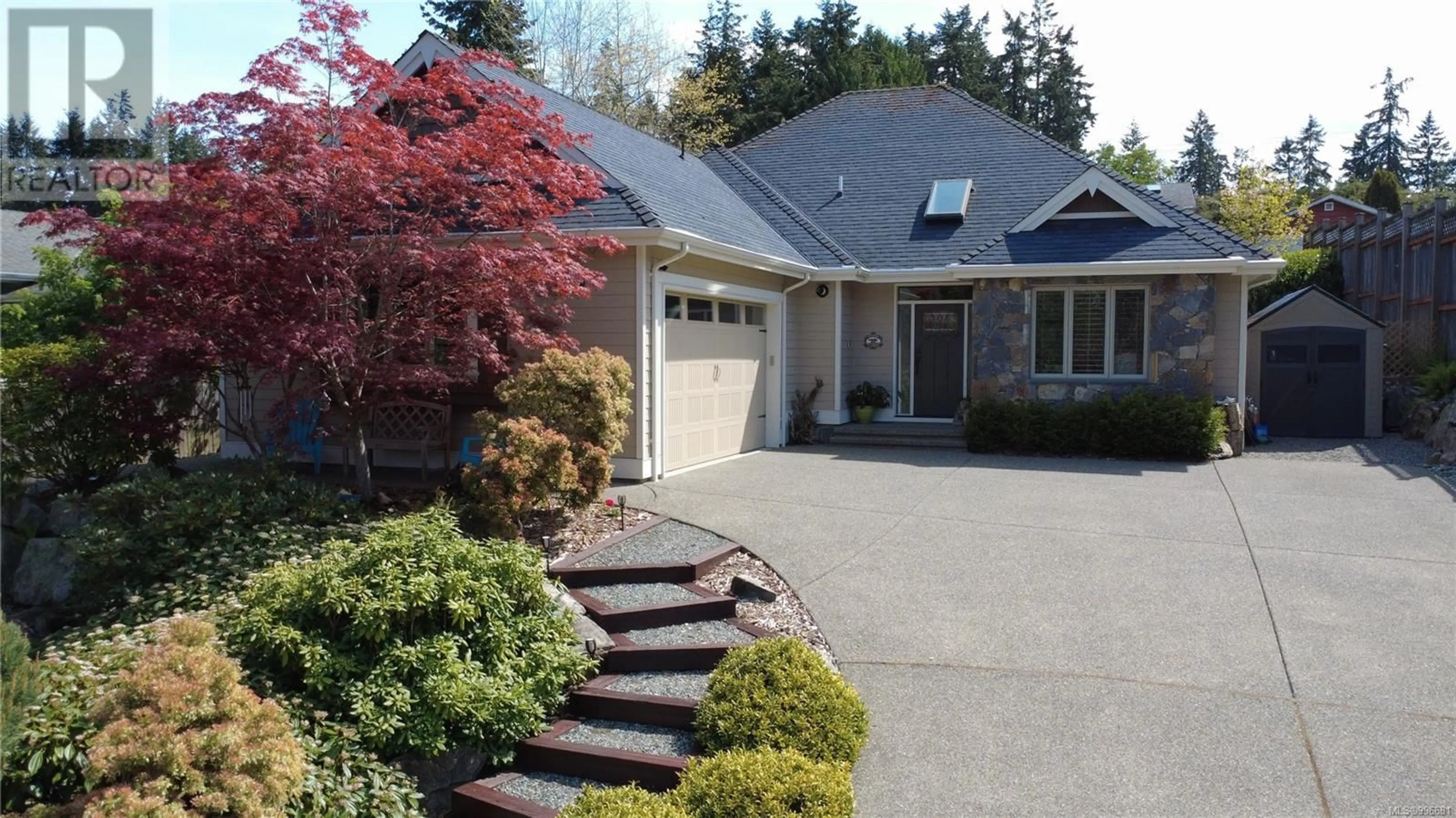 Home with vinyl exterior material, street for 174 SUNNINGDALE ROAD EAST, Qualicum Beach British Columbia V9K1L1