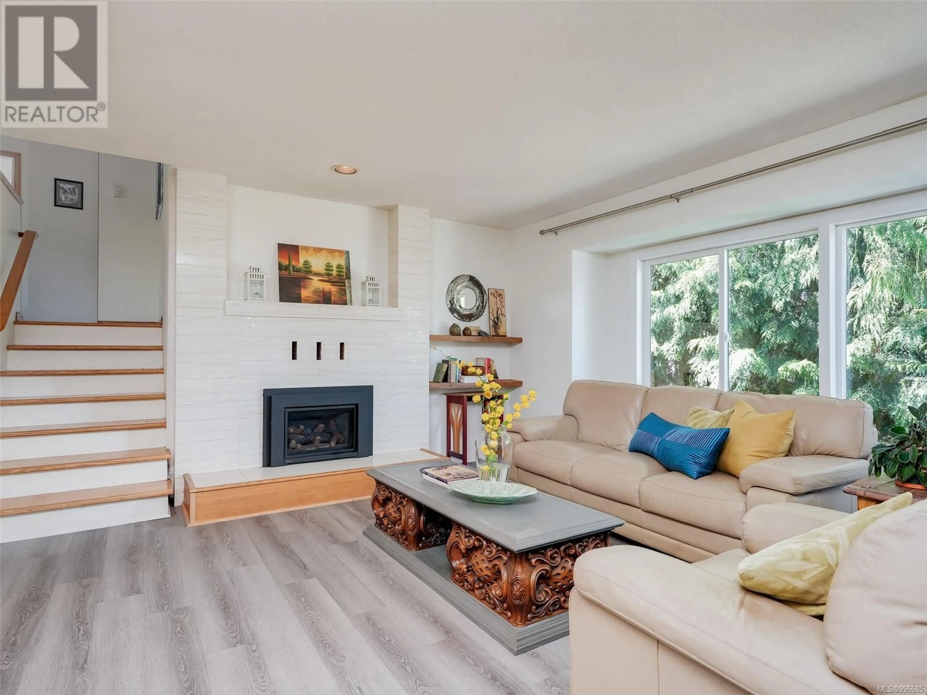 Living room with furniture, wood/laminate floor for 7082 HAGAN ROAD, Central Saanich British Columbia V8M1E4