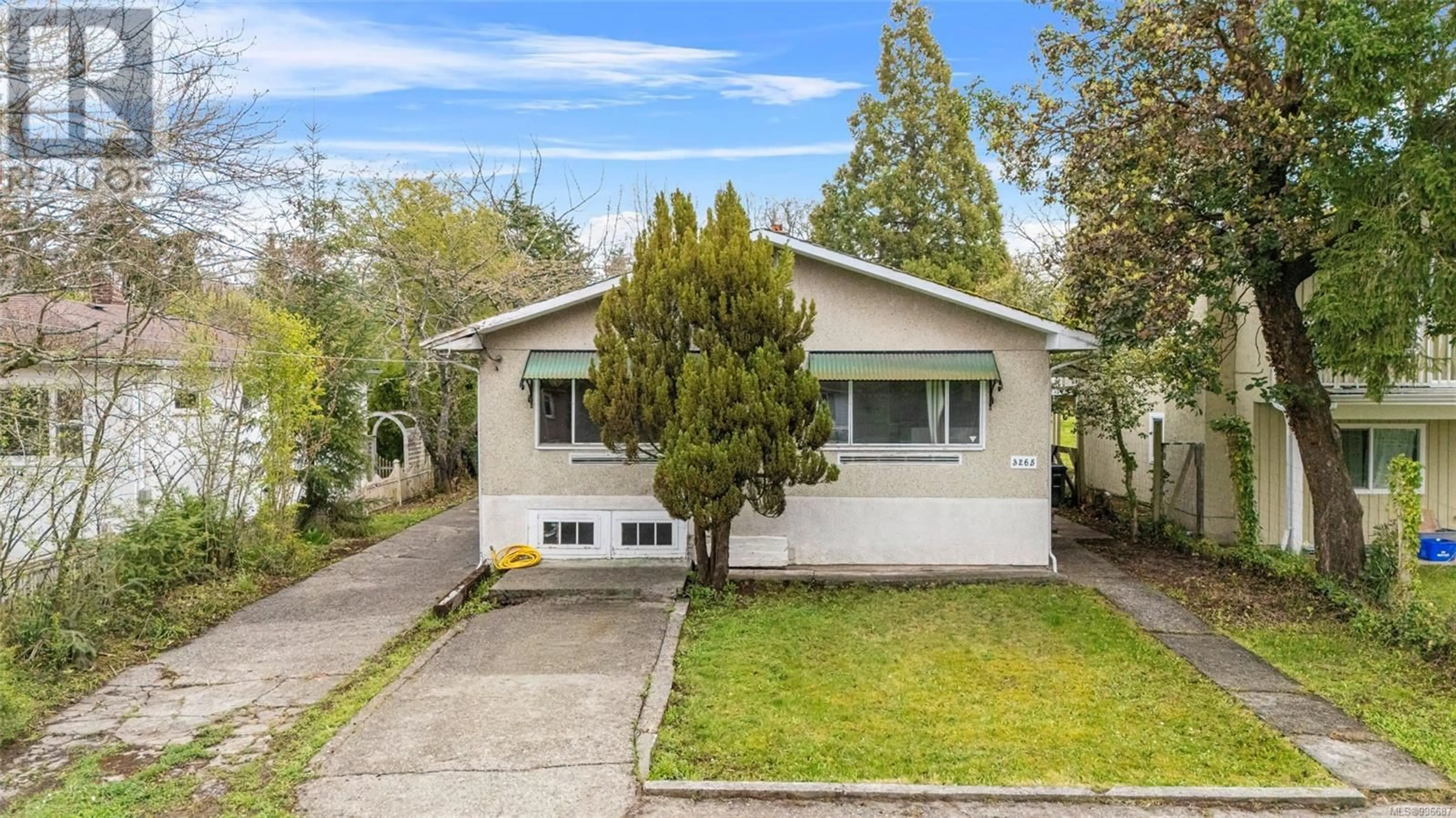 Home with vinyl exterior material, street for 3265 LINWOOD AVENUE, Saanich British Columbia V8X1E5