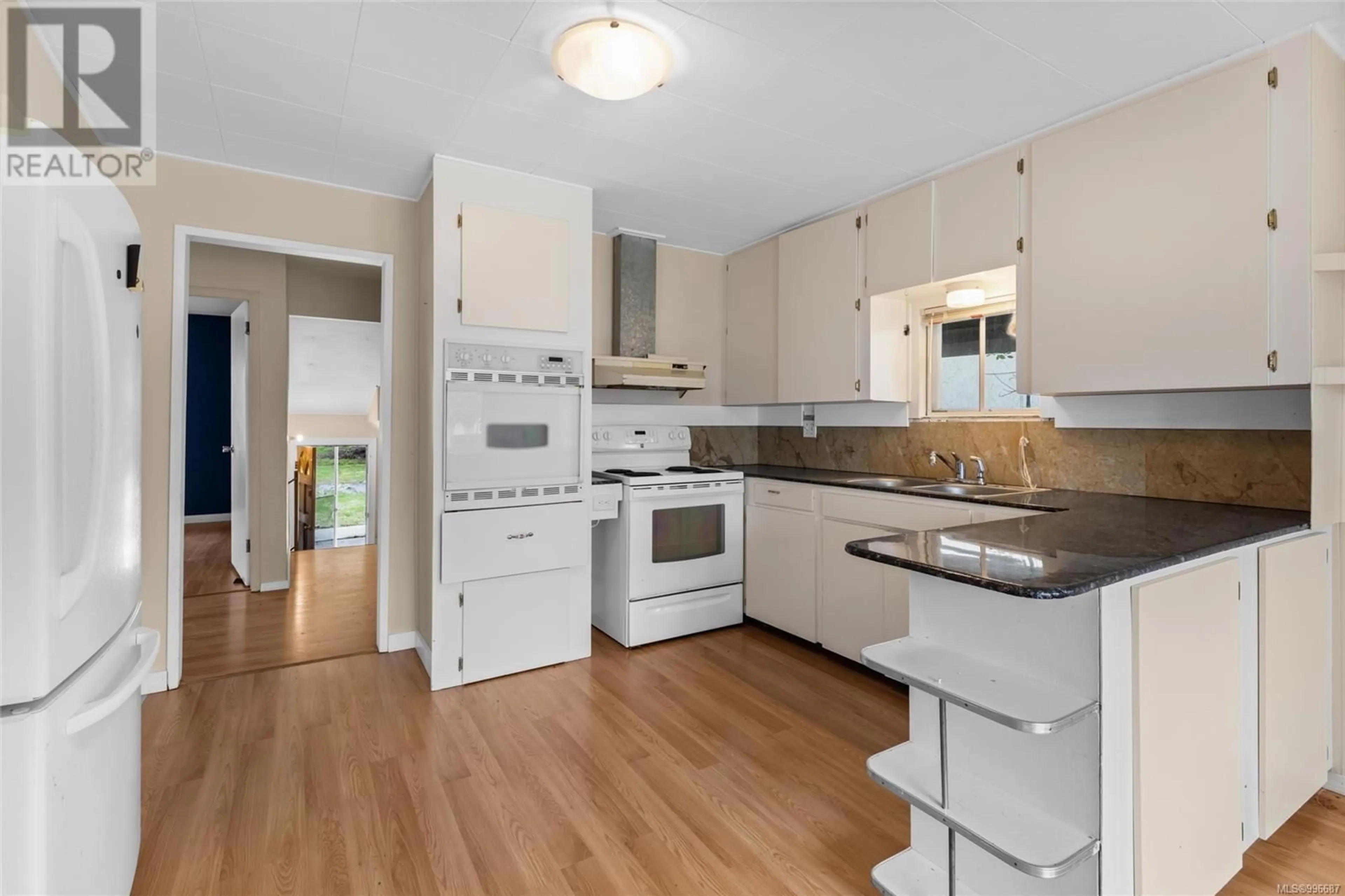 Standard kitchen, wood/laminate floor for 3265 LINWOOD AVENUE, Saanich British Columbia V8X1E5