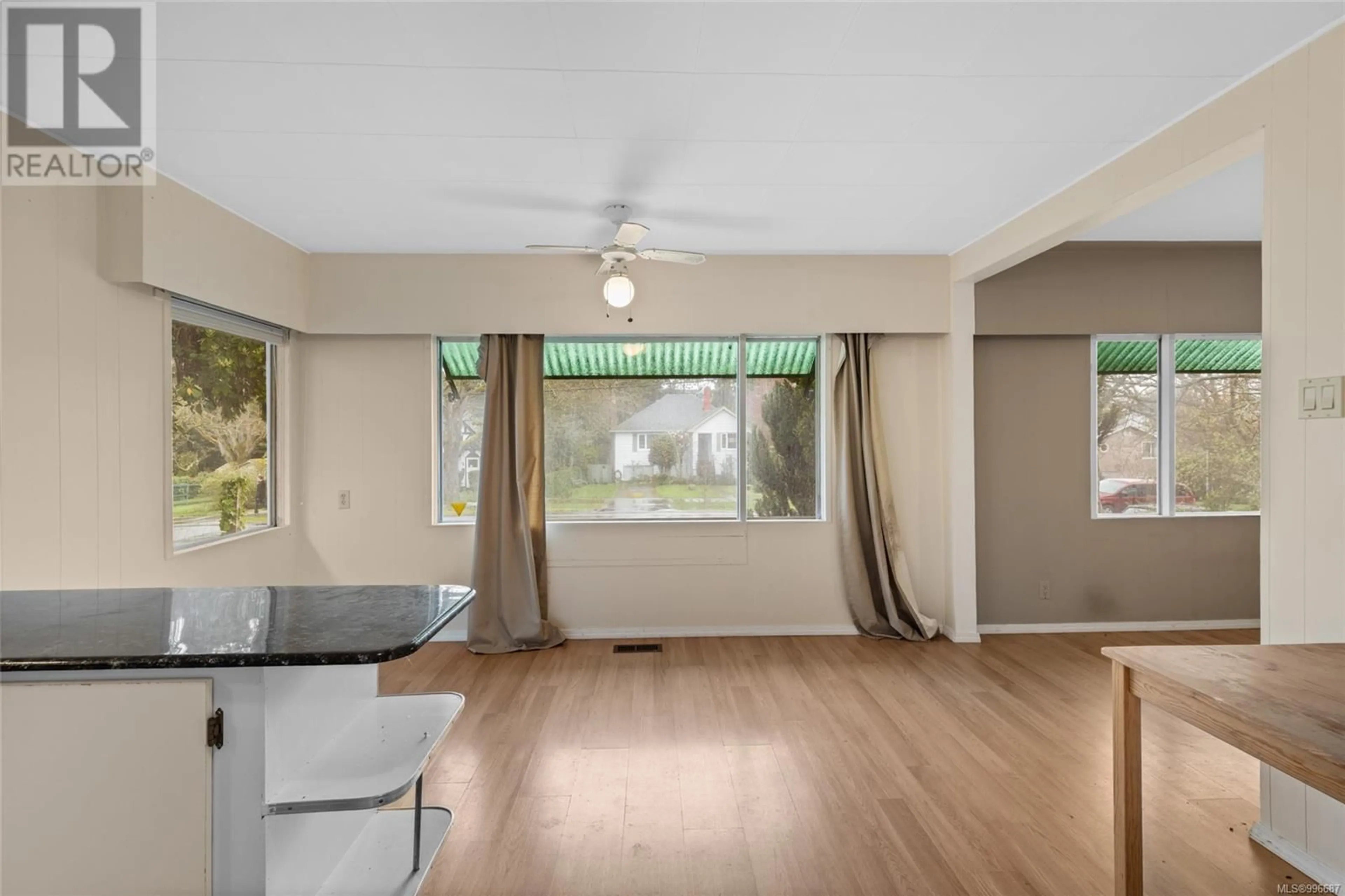 A pic of a room for 3265 LINWOOD AVENUE, Saanich British Columbia V8X1E5